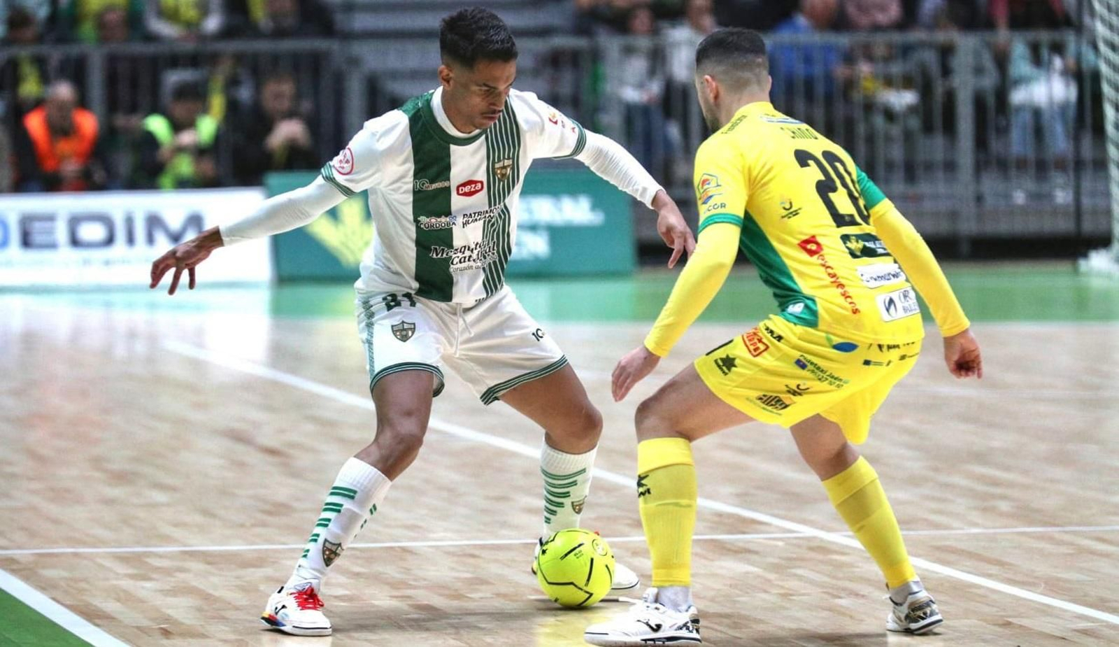 Gui Santos es presionado por un rival. Gui Santos es presionado por un rival.