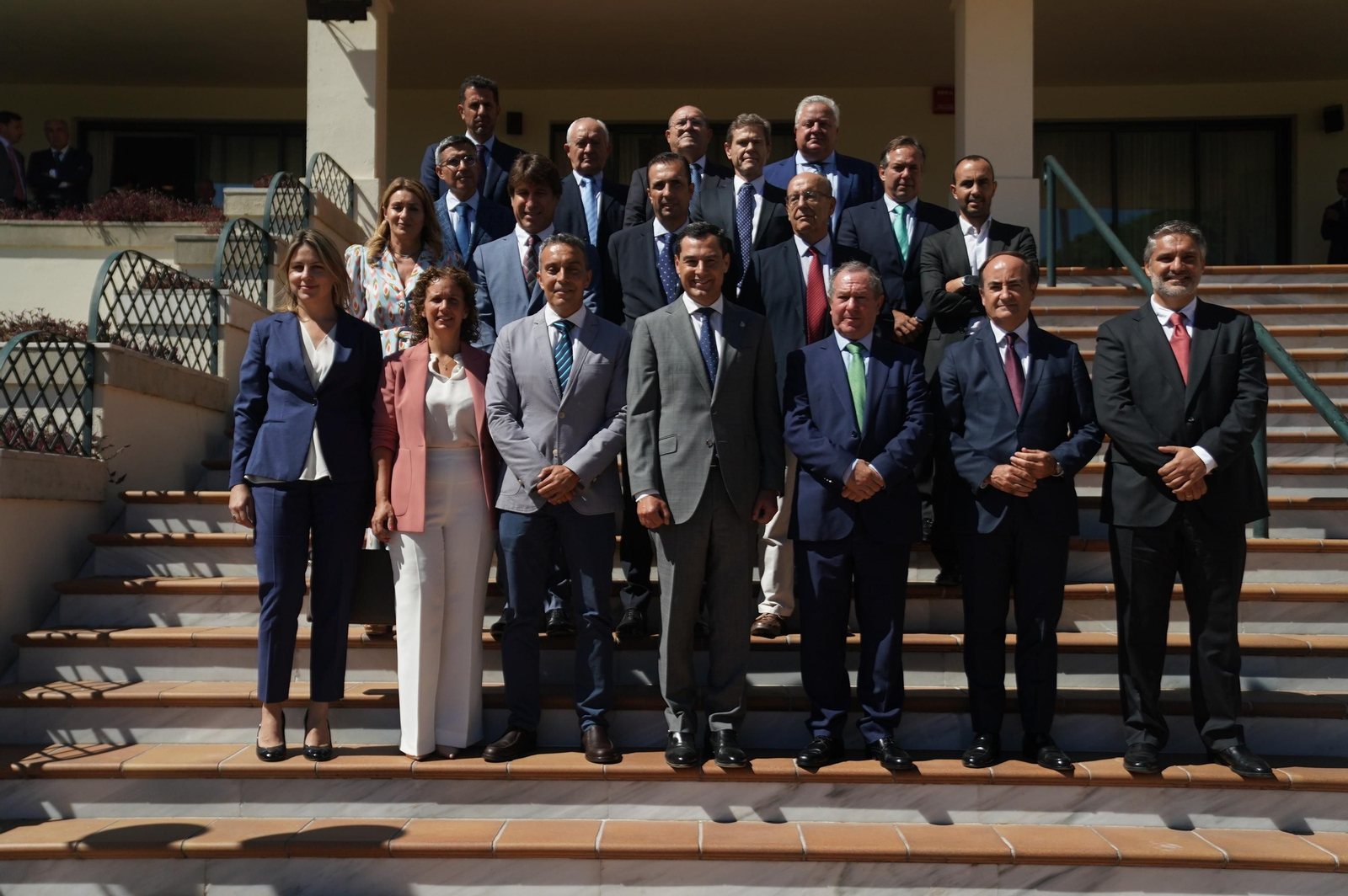 Foto de familia de Juanma Moreno y los directivos de la AGI. Foto de familia de Juanma Moreno y los directivos de la AGI.
