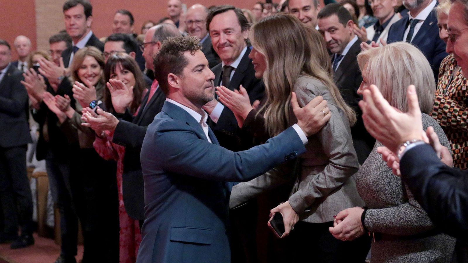 David Bisbal saludando a su entrada al Auditorio Maestro Padilla.