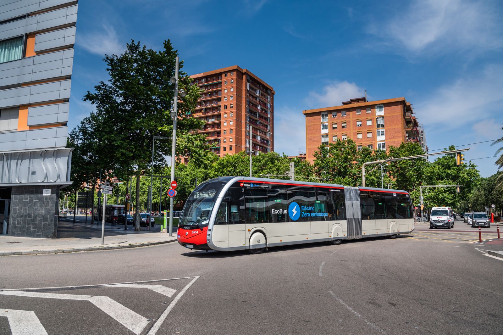 Nuevo tranvibús que  comenzará a circular por Barcelona.