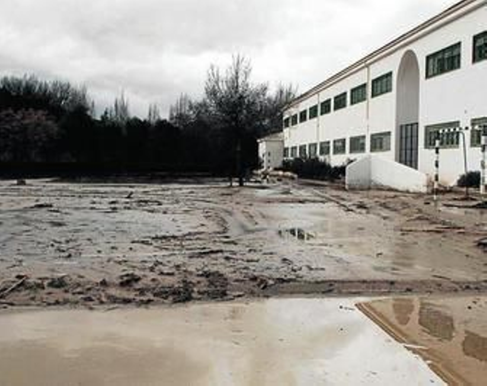 Aspecto que presentaba ayer el patio y las pistas del colegio del Sagrado Corazón después de la riada.