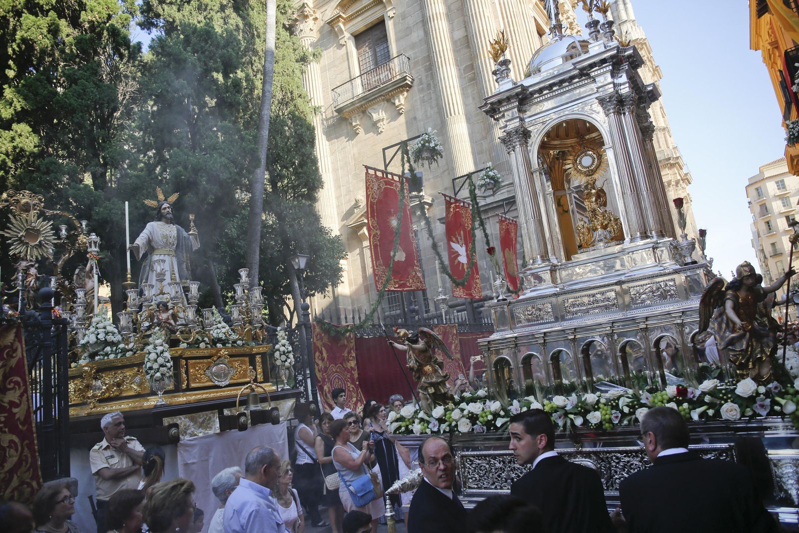 La Custodia avanza por la calle Molina Lario ante Jesús de la Sagrada Cena.