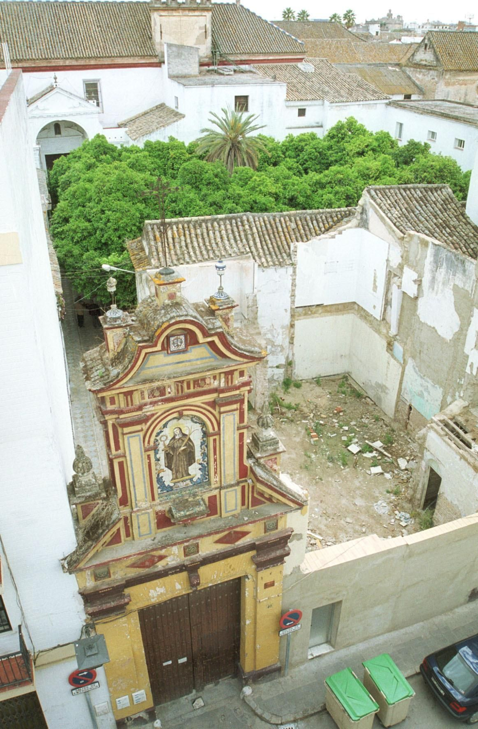 La portada de acceso y el compás desde las alturas.