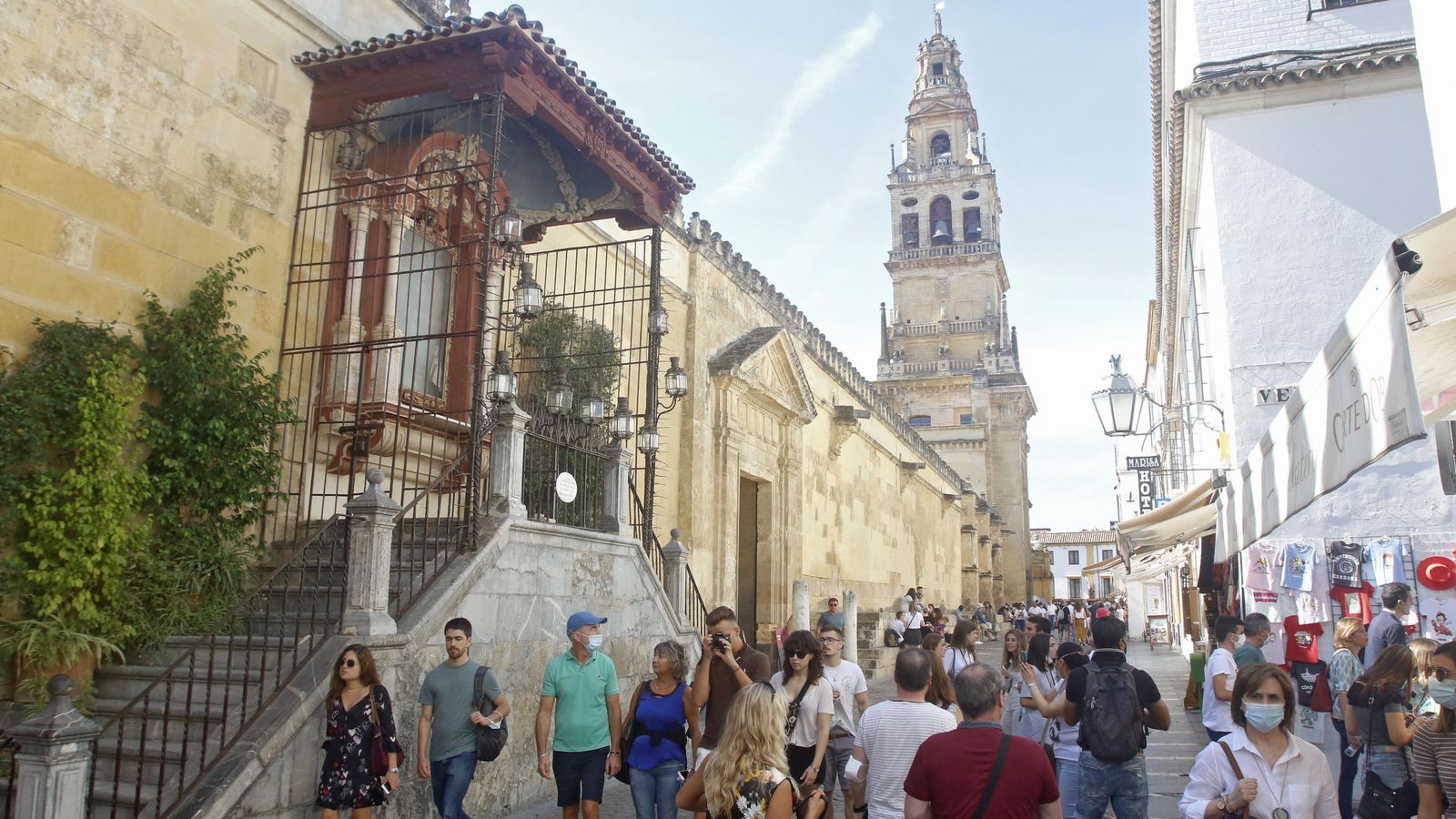 Turistas por las inmediaciones de la Mezquita.