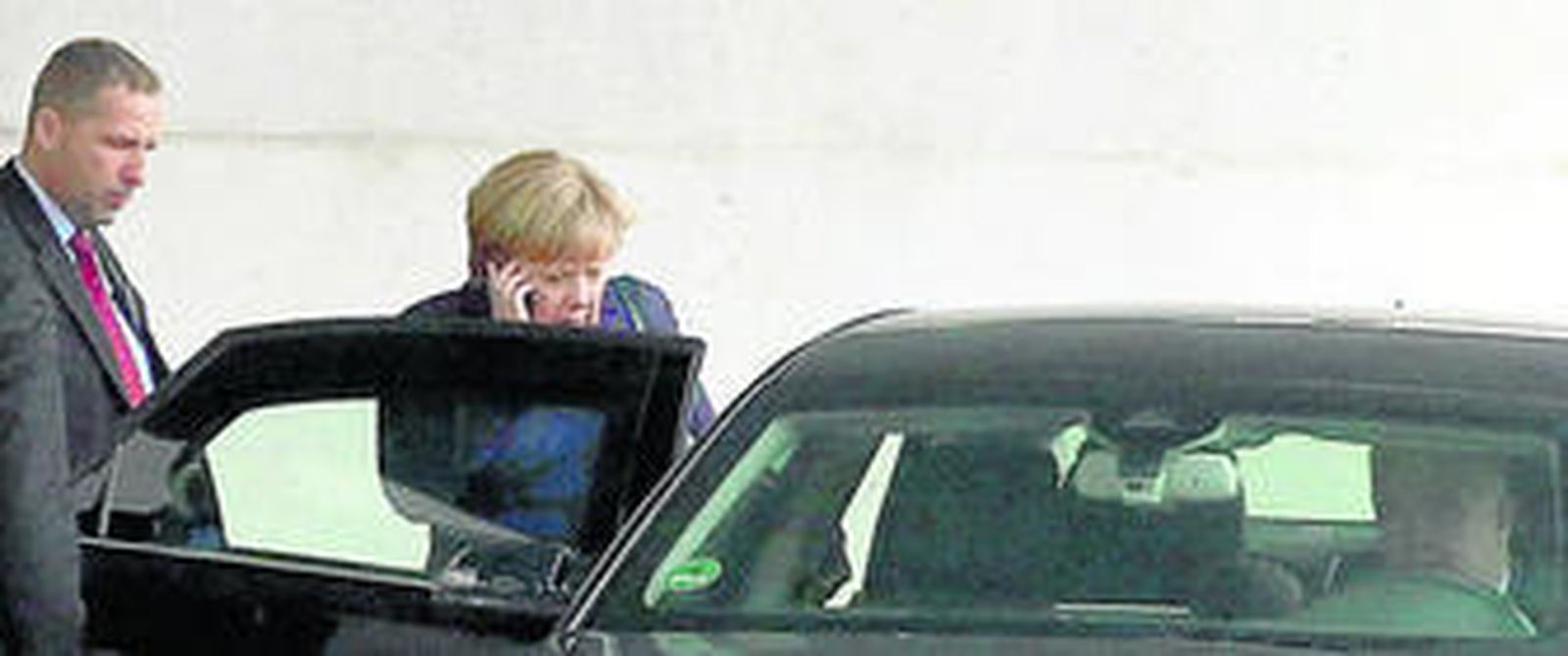 Merkel sube a su vehículo tras la reunión con el líder del Partido Socialdemócrata Alemán (SPD), Sigmar Gabriel.