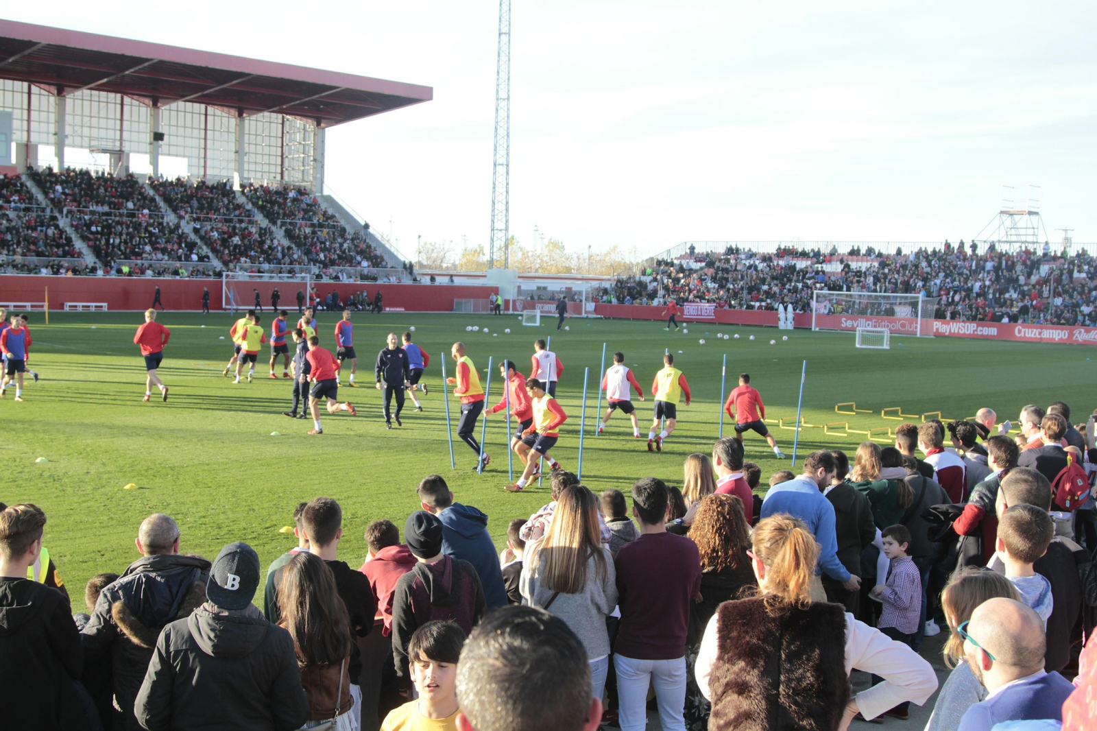 El entrenamiento del Sevilla a puerta abierta