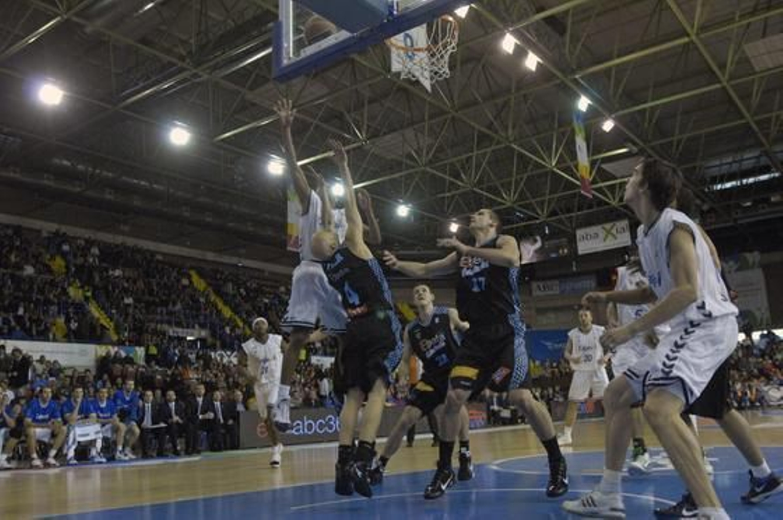 Savanovic estuvo estelar errando sólo uno de sus quince lanzamientos a canasta.

Foto: Manuel Gómez
