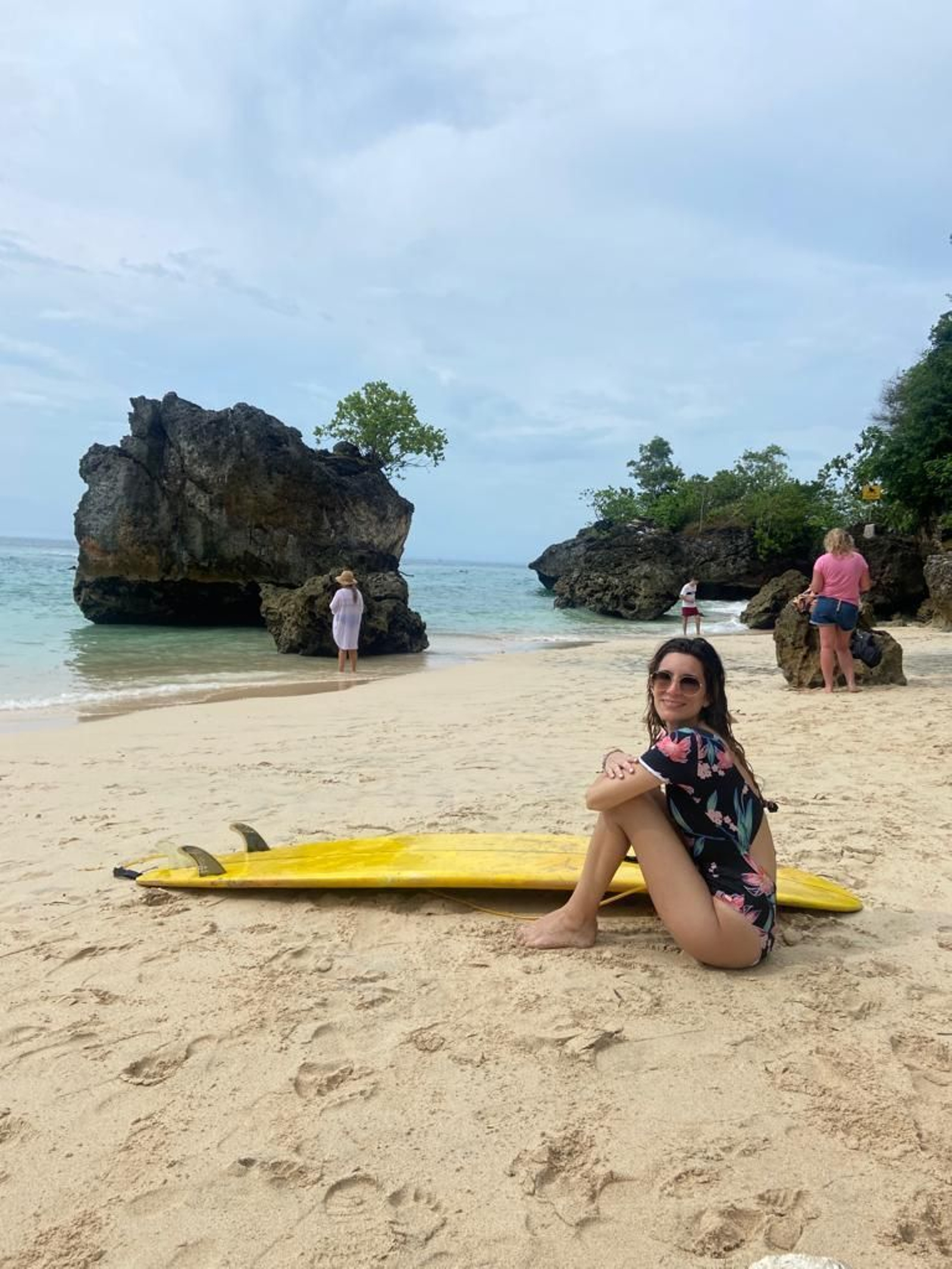Marina Guillén, en una playa de Bali antes de comenzar una jornada laboral.