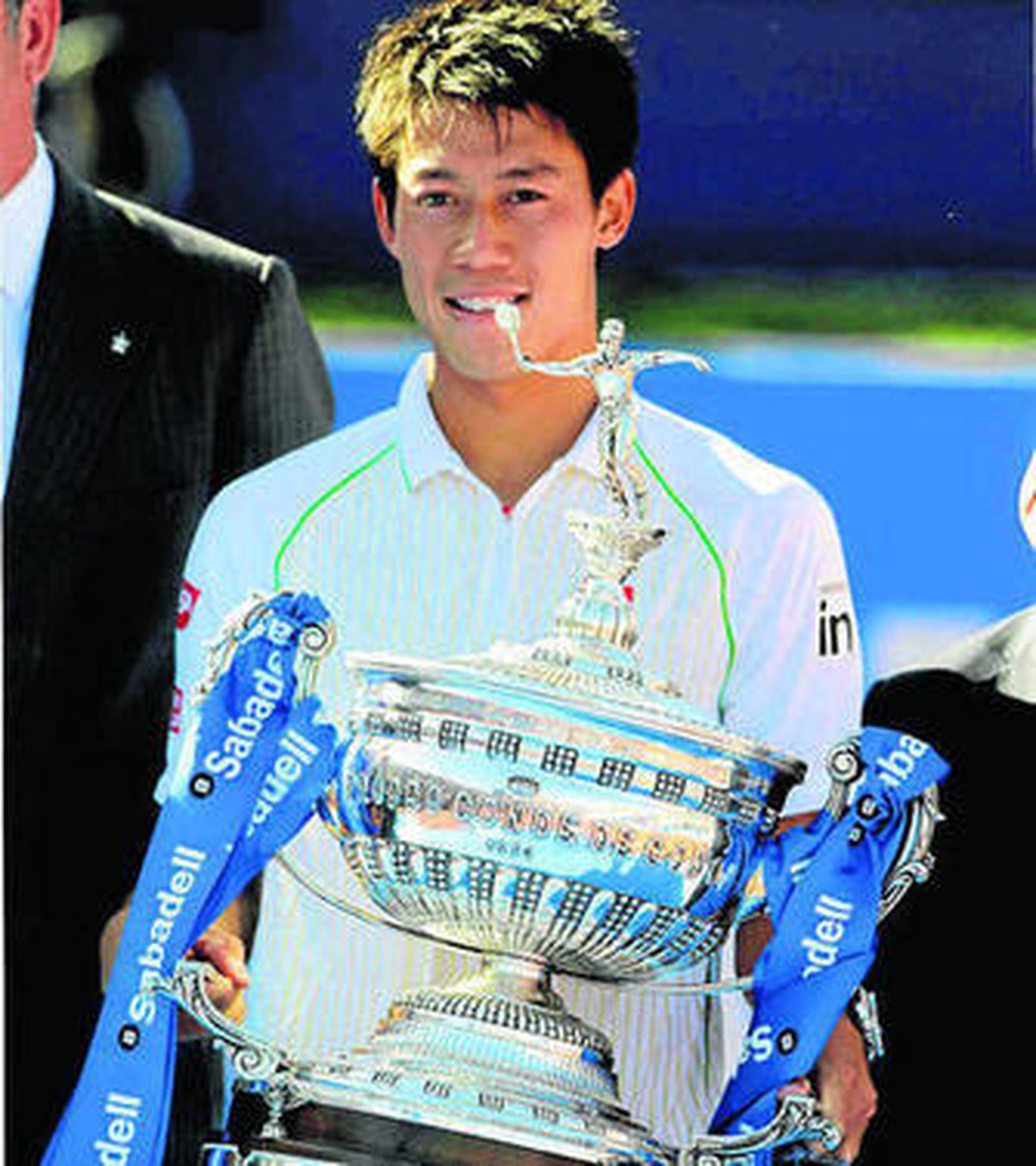 Kei Nishikori levanta el trofeo de campeón del Godó.