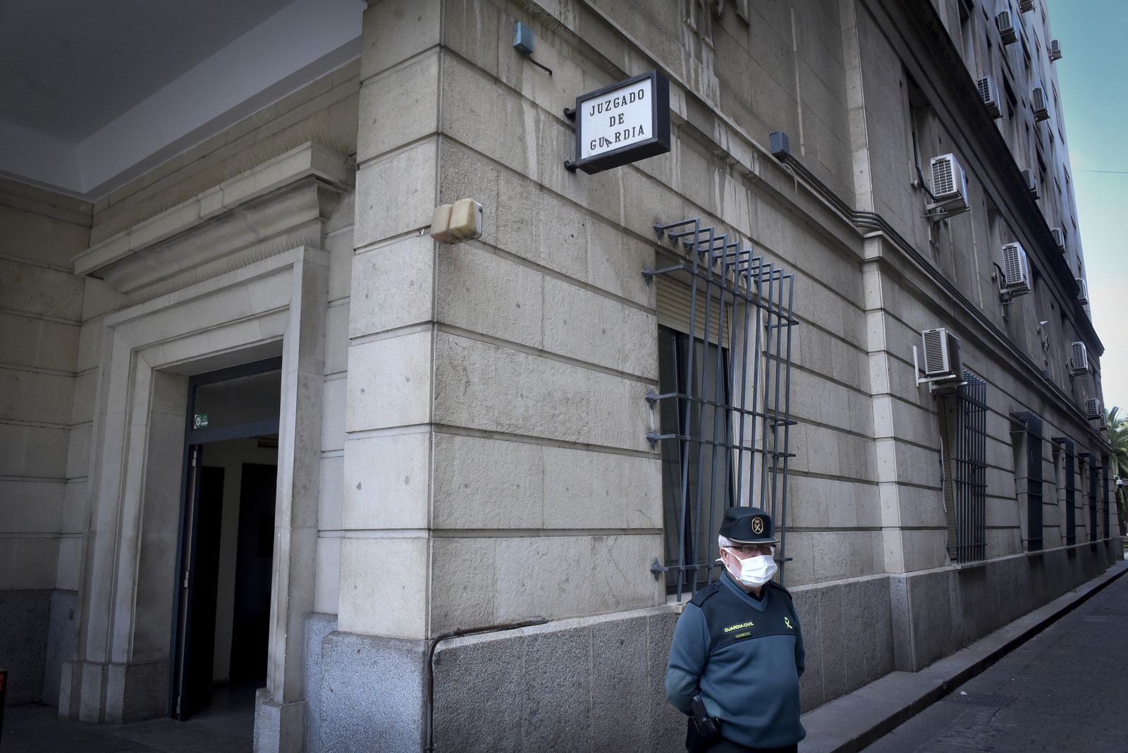 La resistencia en el juzgado de guardia: abogados, policía y guardia civil en el Prado de San Sebastián