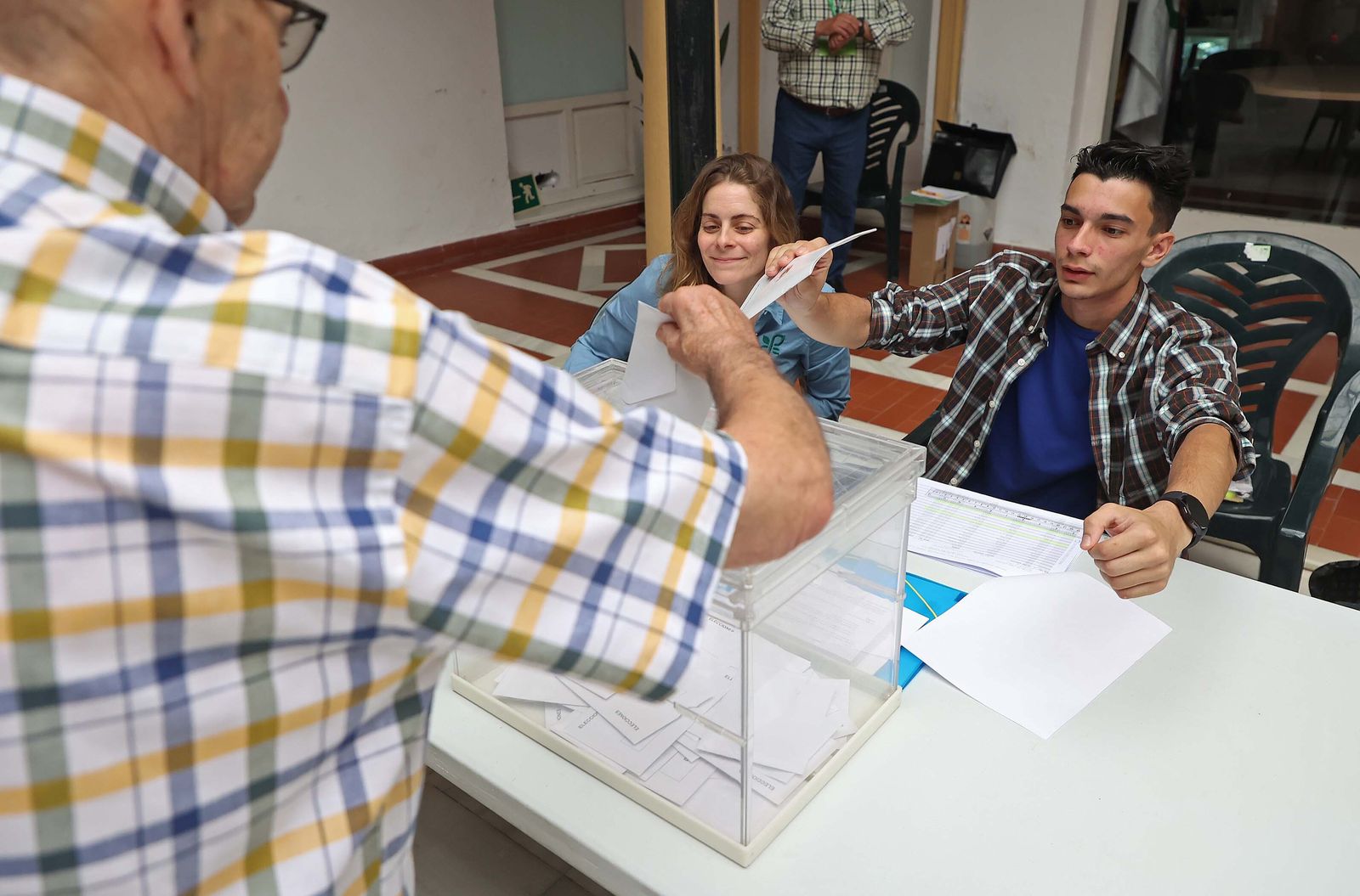 Imágenes de la jornada electoral para el Parlamento Europeo en Algeciras