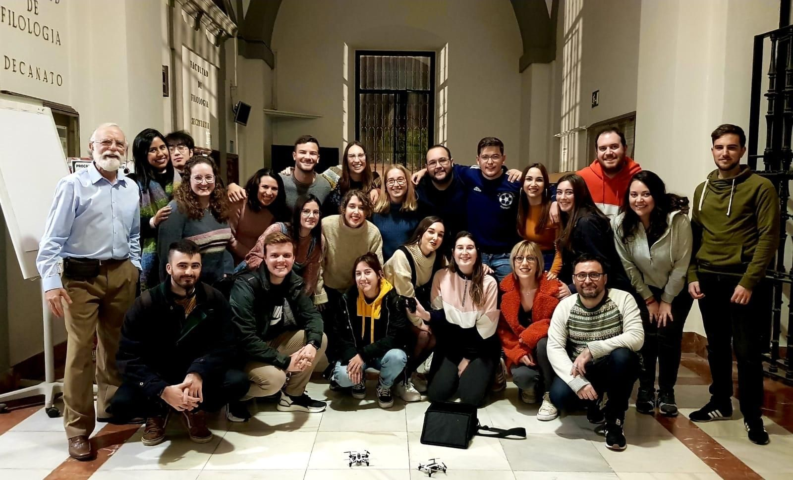 El profesor Roberto Cuadros junto a sus alumnos del Máster en Enseñanza del Español como Lengua Extranjera de la Universidad de Sevilla