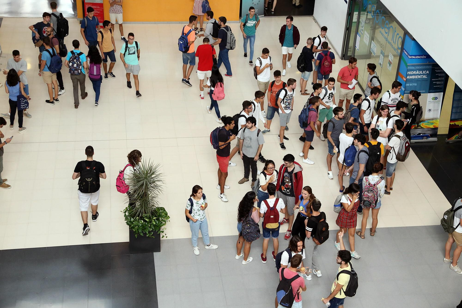 Alumnos en uno de los centros del Campus de Teatinos de la Universidad de Málaga.