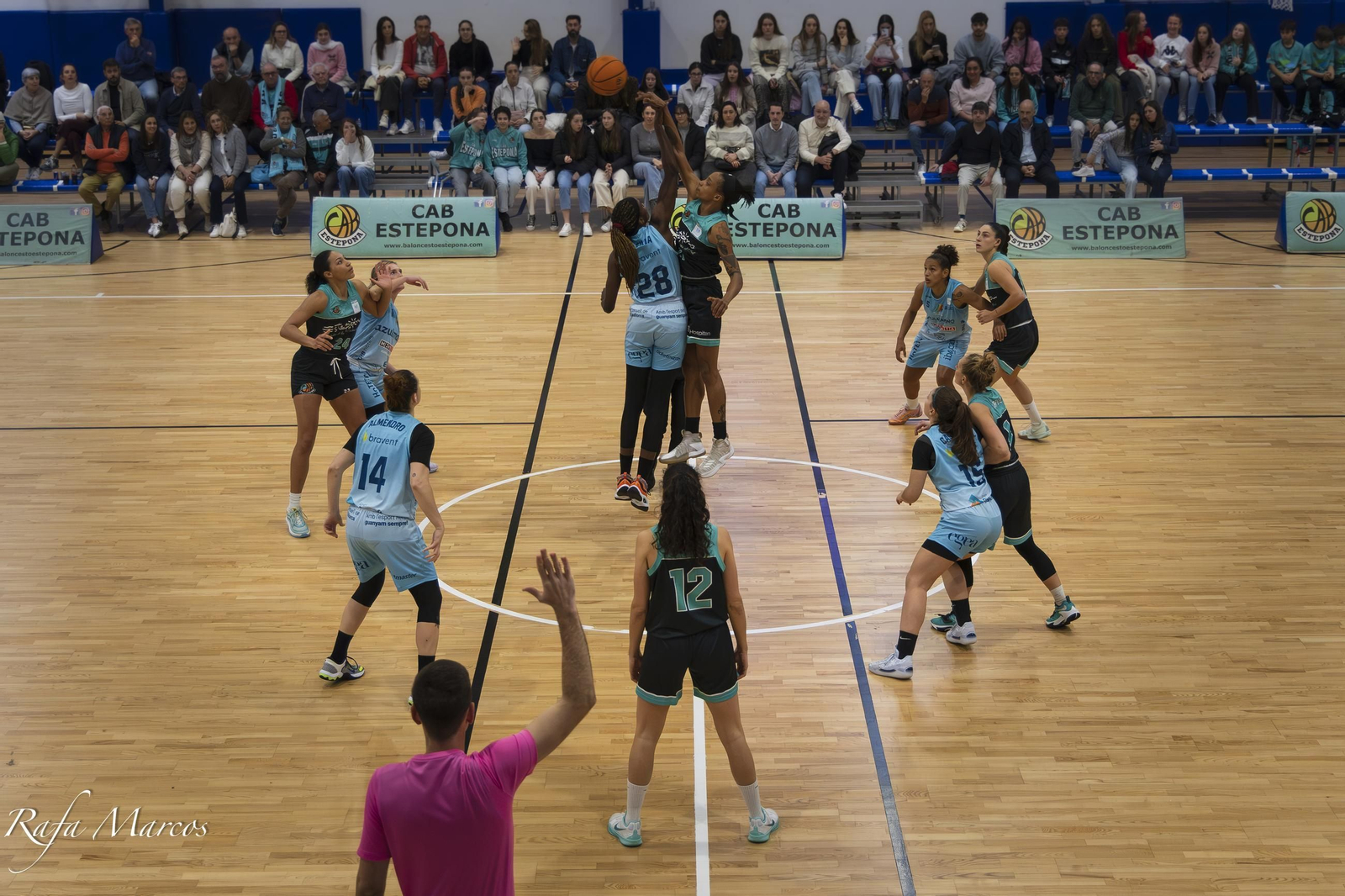 Salto inicial del partido.