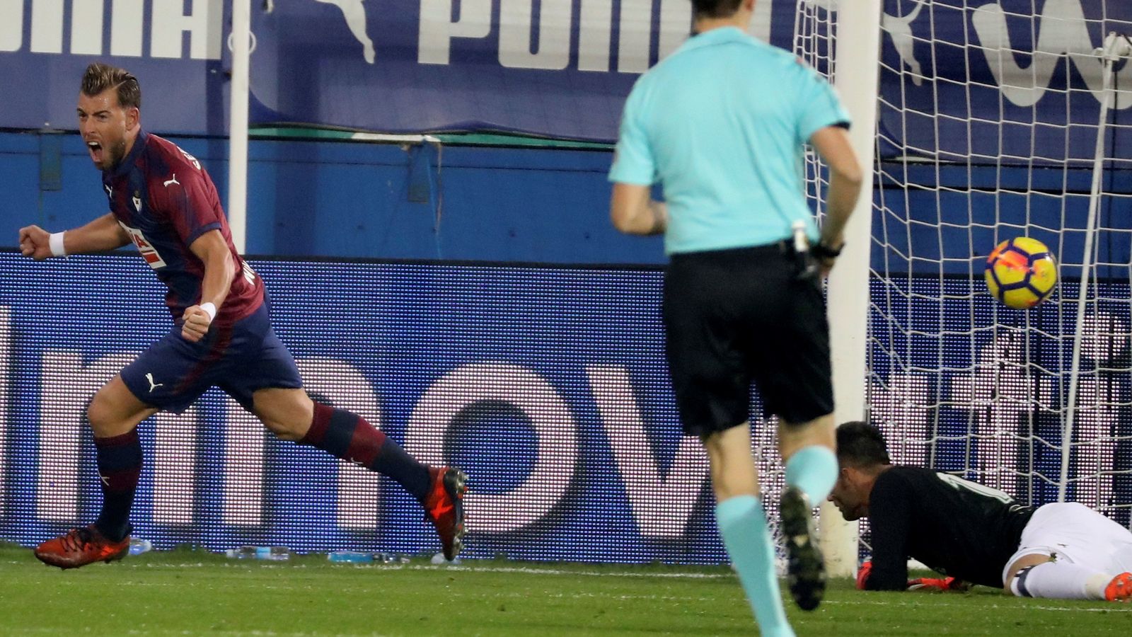 Enrich celebra uno de los tantos.