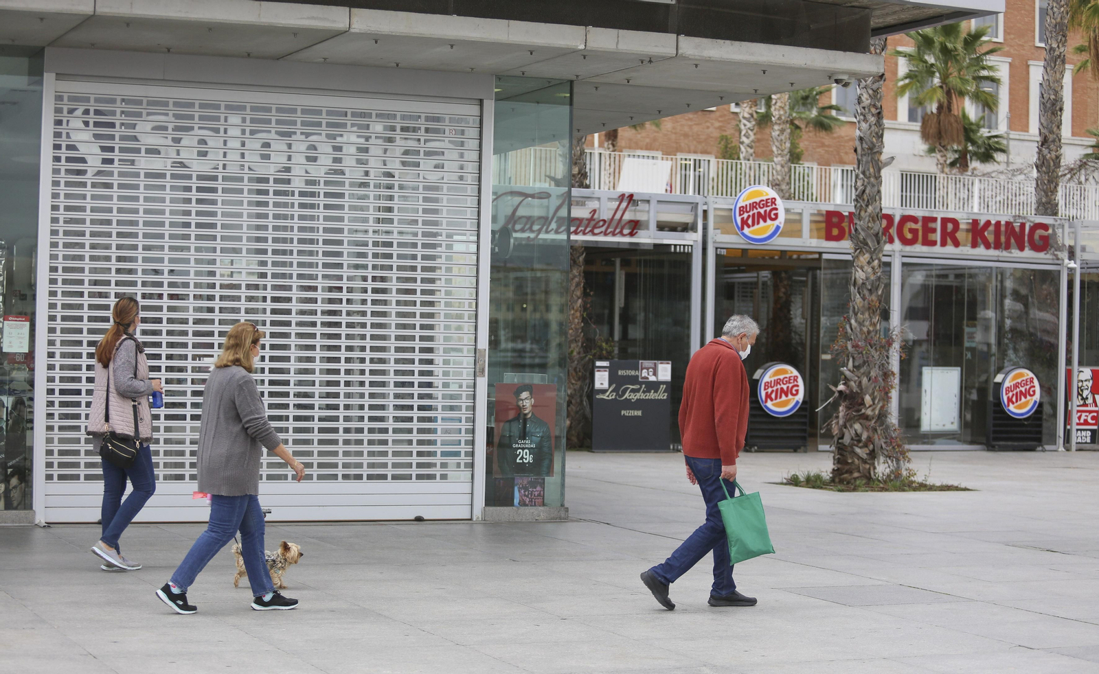 El Muelle Uno tras la primera semana de cierre de comercio y hostelería en Málaga capital