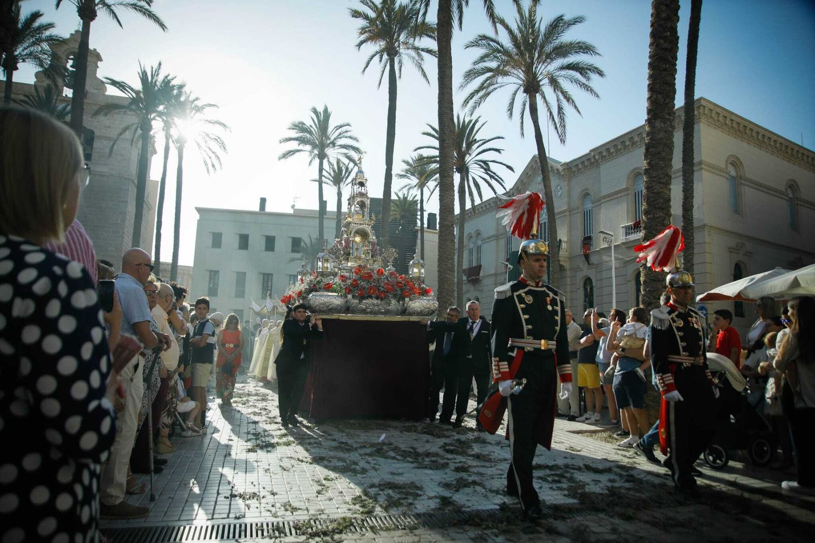 Imágenes de la procesión del Corpus Christi en Almería: así han sido la misa y la posterior marcha por la capital