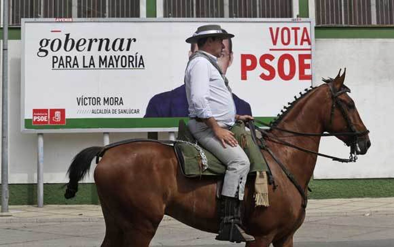 El lema de campaña del PSOE en las pasadas municipales (Gobernar para la mayoría) preside un cartel publicitario del actual alcalde de Sanlúcar. /Fito Carreto