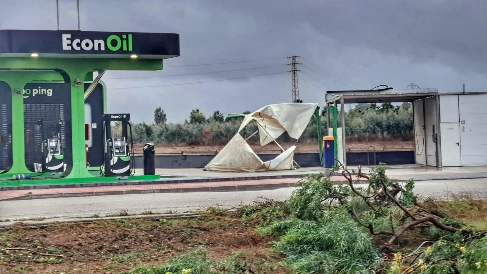 Destrozos en Rota por el paso de una manga marina