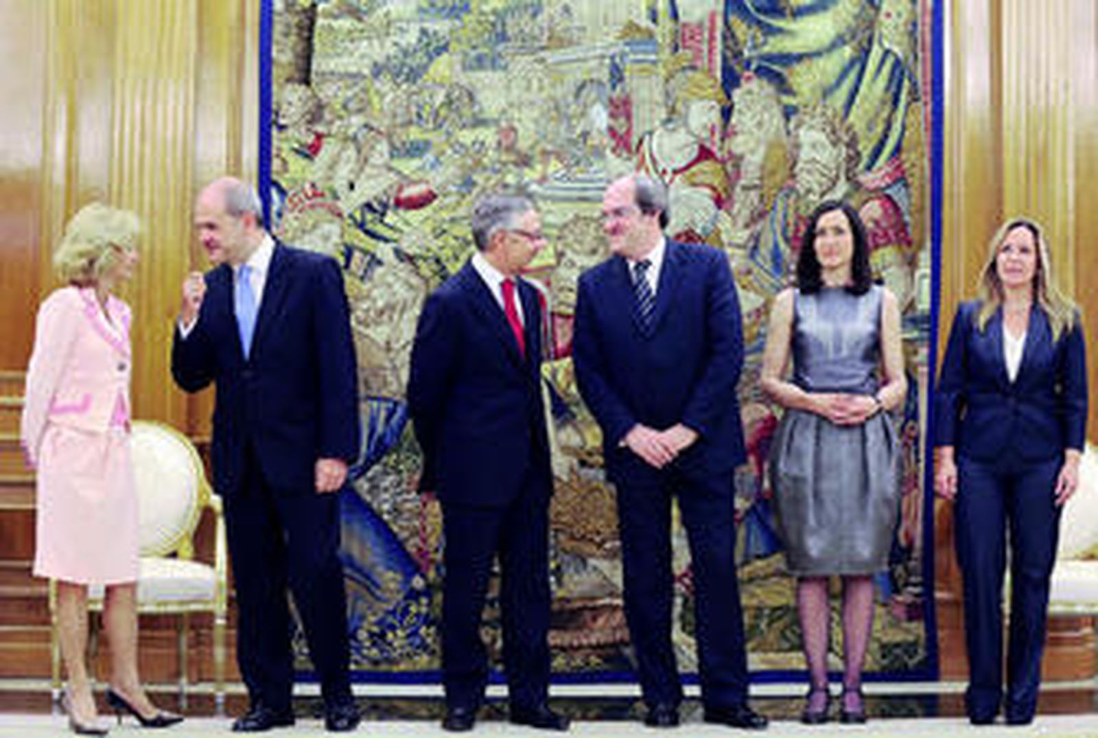 De izquierda a derecha: Salgado, Chaves, Blanco, Gabilondo, González-Sinde y Jiménez ayer, tras prometer sus cargos ante el Rey.
