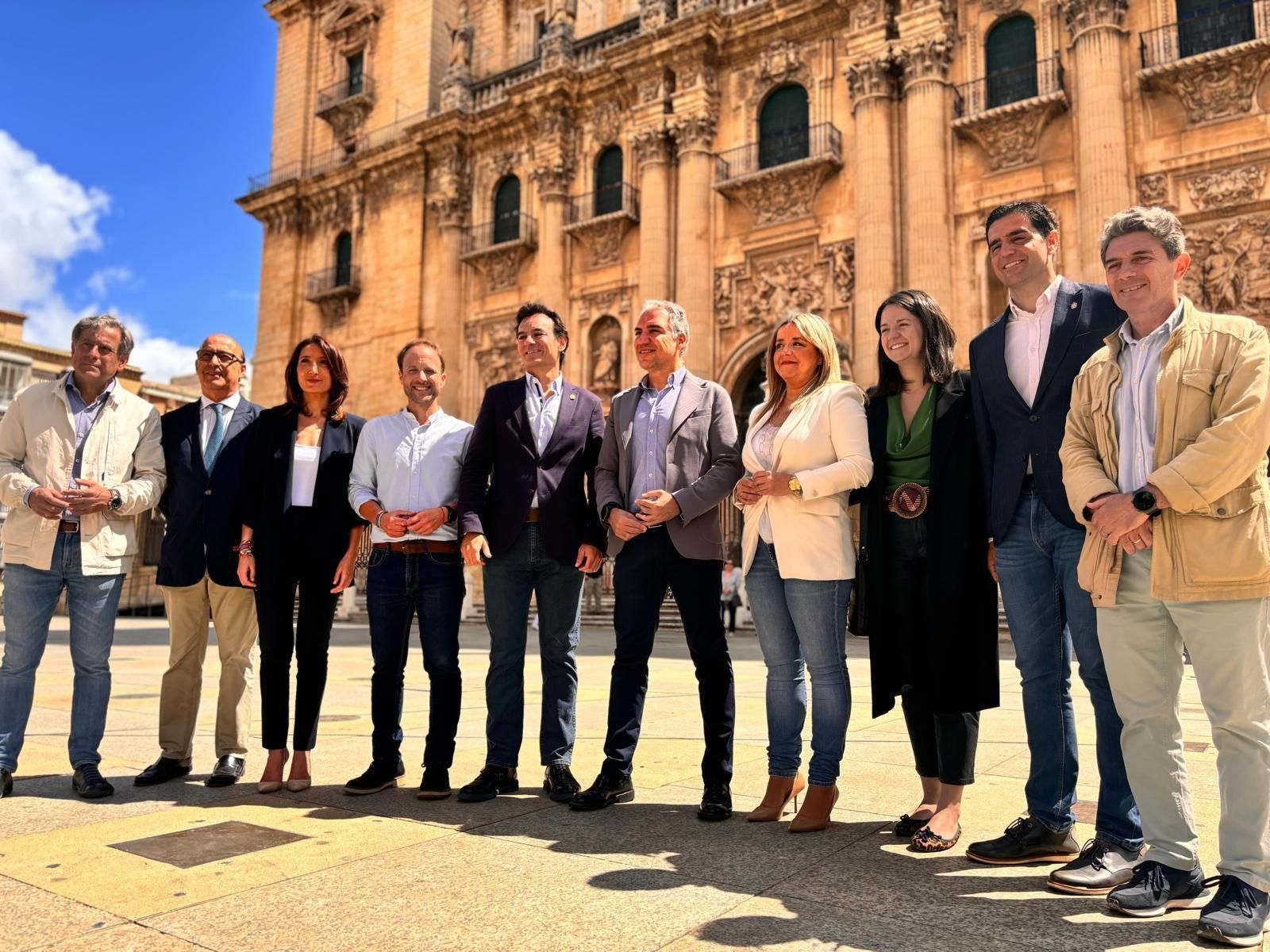 Directiva del PP provincial junto a Elías Bendodo y ante la Catedral.