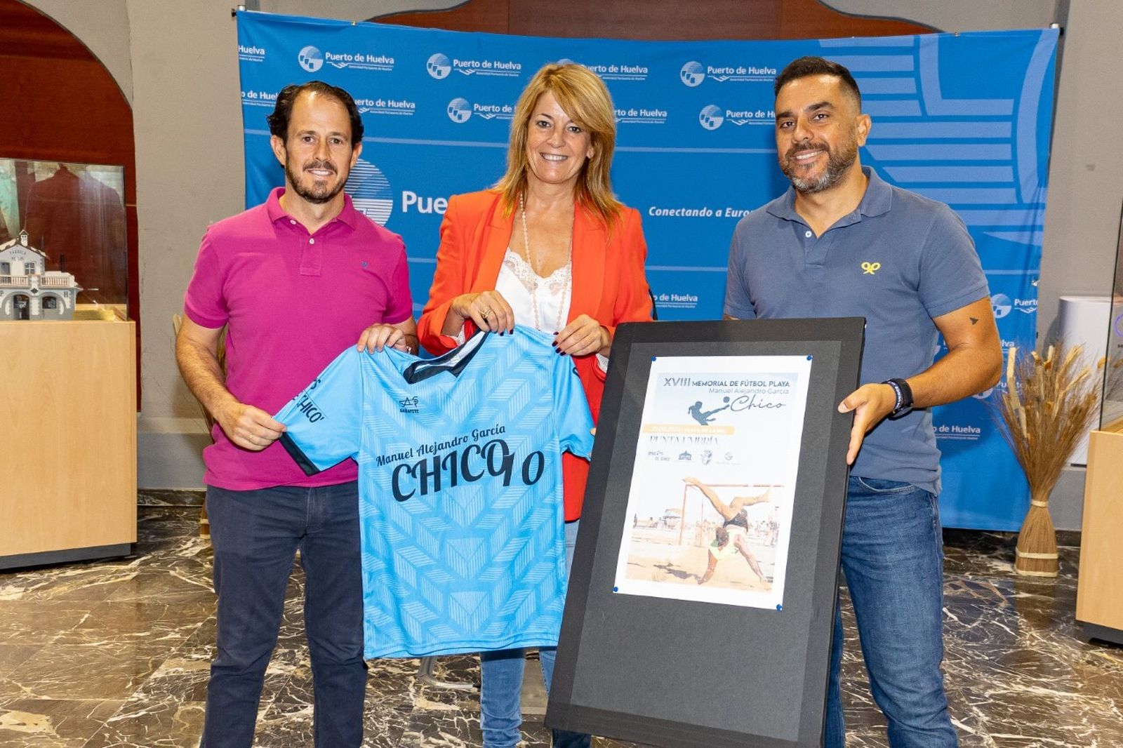 Toni Garzón, Pilar Miranda y Manu Suero, tras la firma del acuerdo.