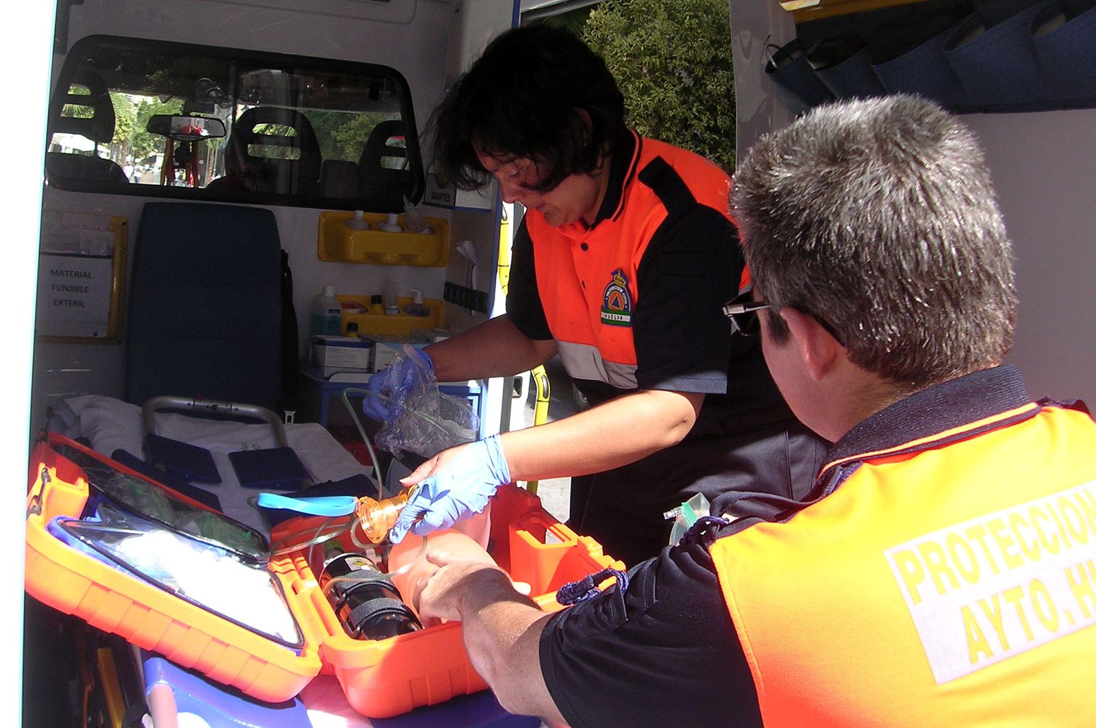 Voluntarios de Protección Civil durante un simulacro.