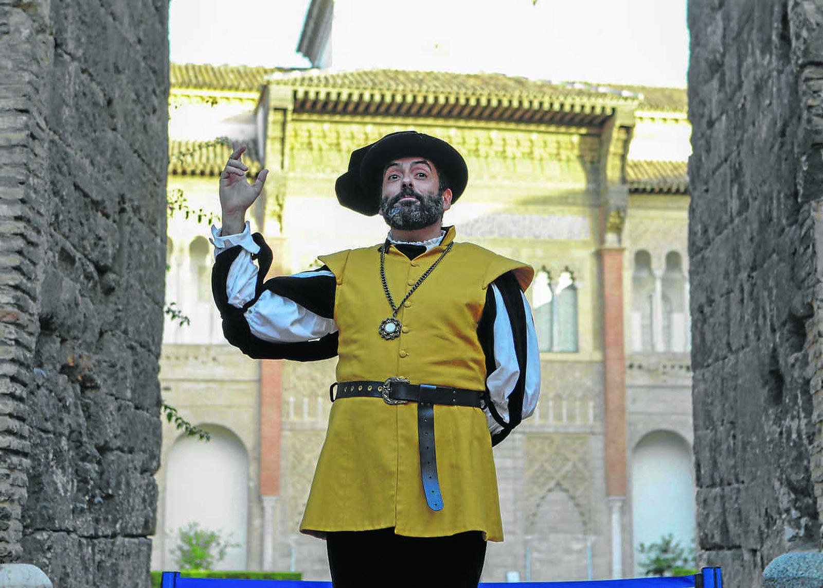 Un actor guía la visita teatralizada en el Real Alcázar, que se verá ajustada.