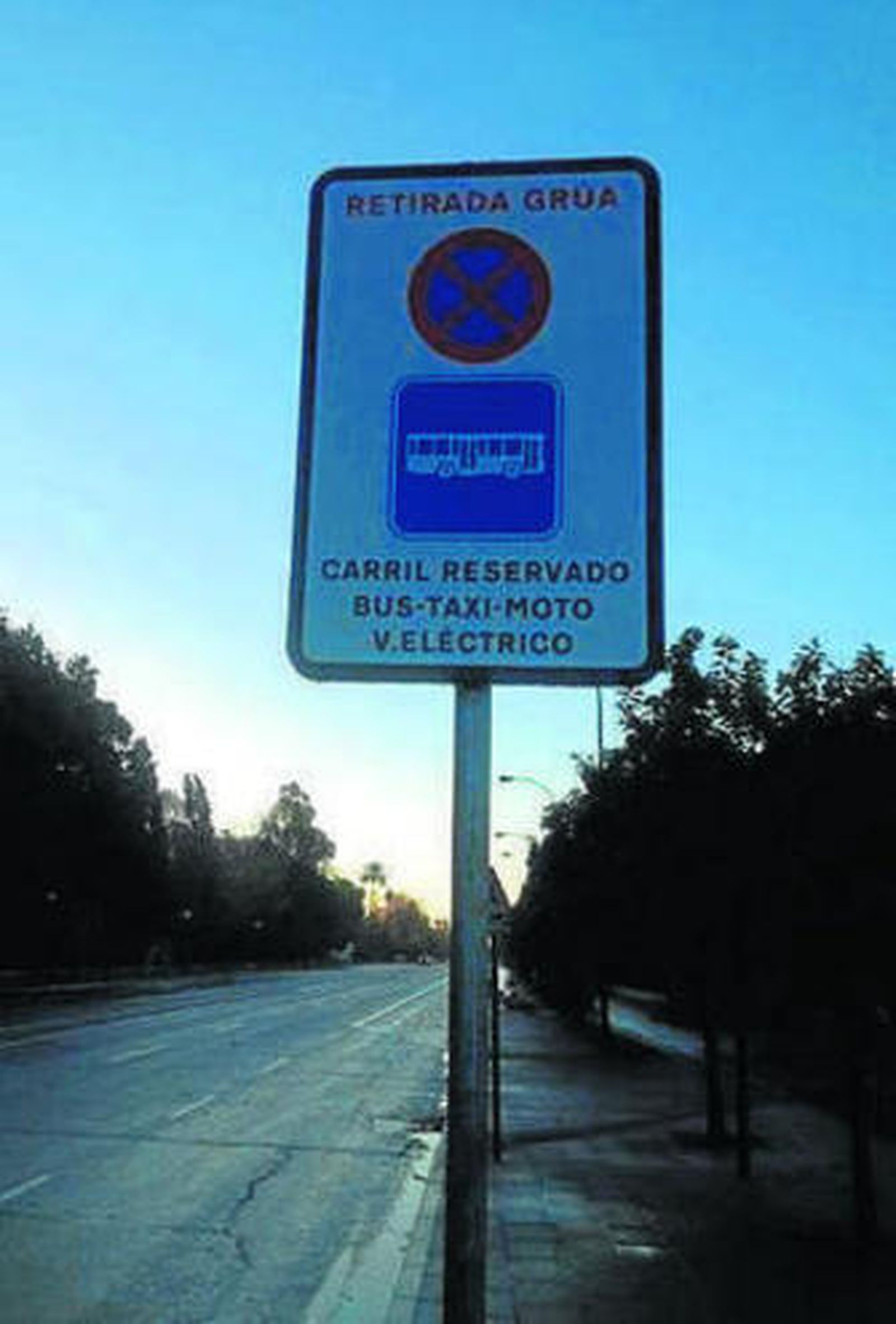 Un cartel anuncia el nuevo carril.