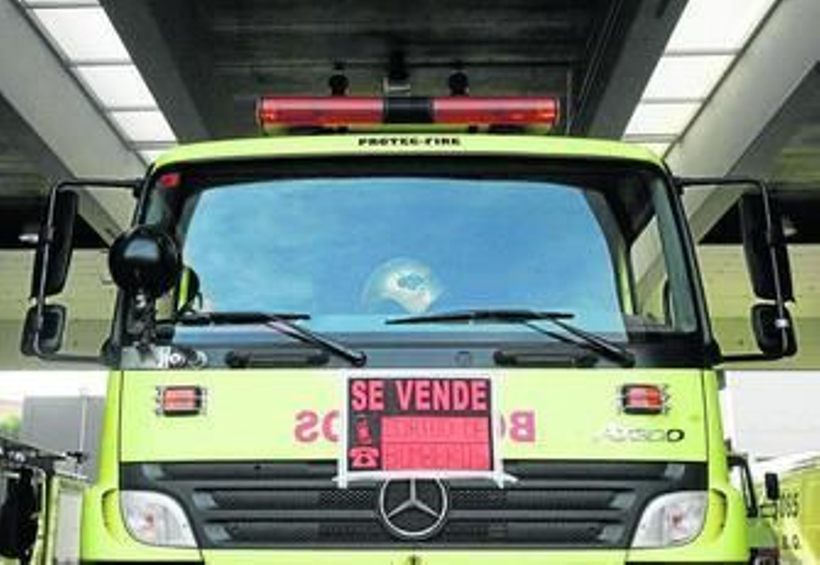Un camión de bomberos del parque de Algeciras con el cartel de "se vende", ayer.