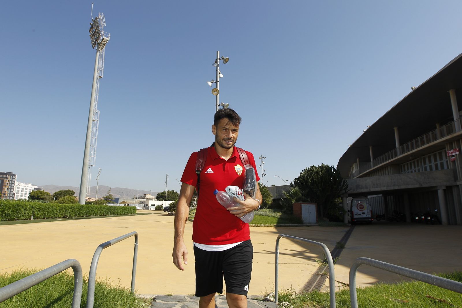 Fotogalería salida jugadores U.D. Almería con destino San Pedro del Pinatar