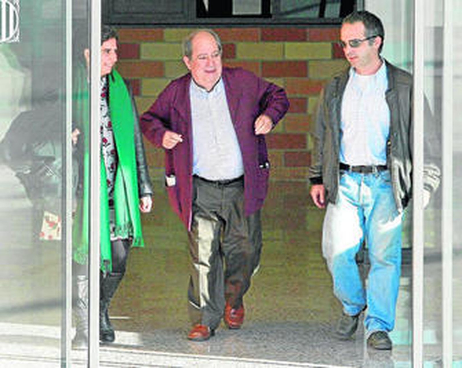 Prenafeta abandona la prisión barcelonesa de Can Brians II tras hacer efectivo el pago de la fianza.