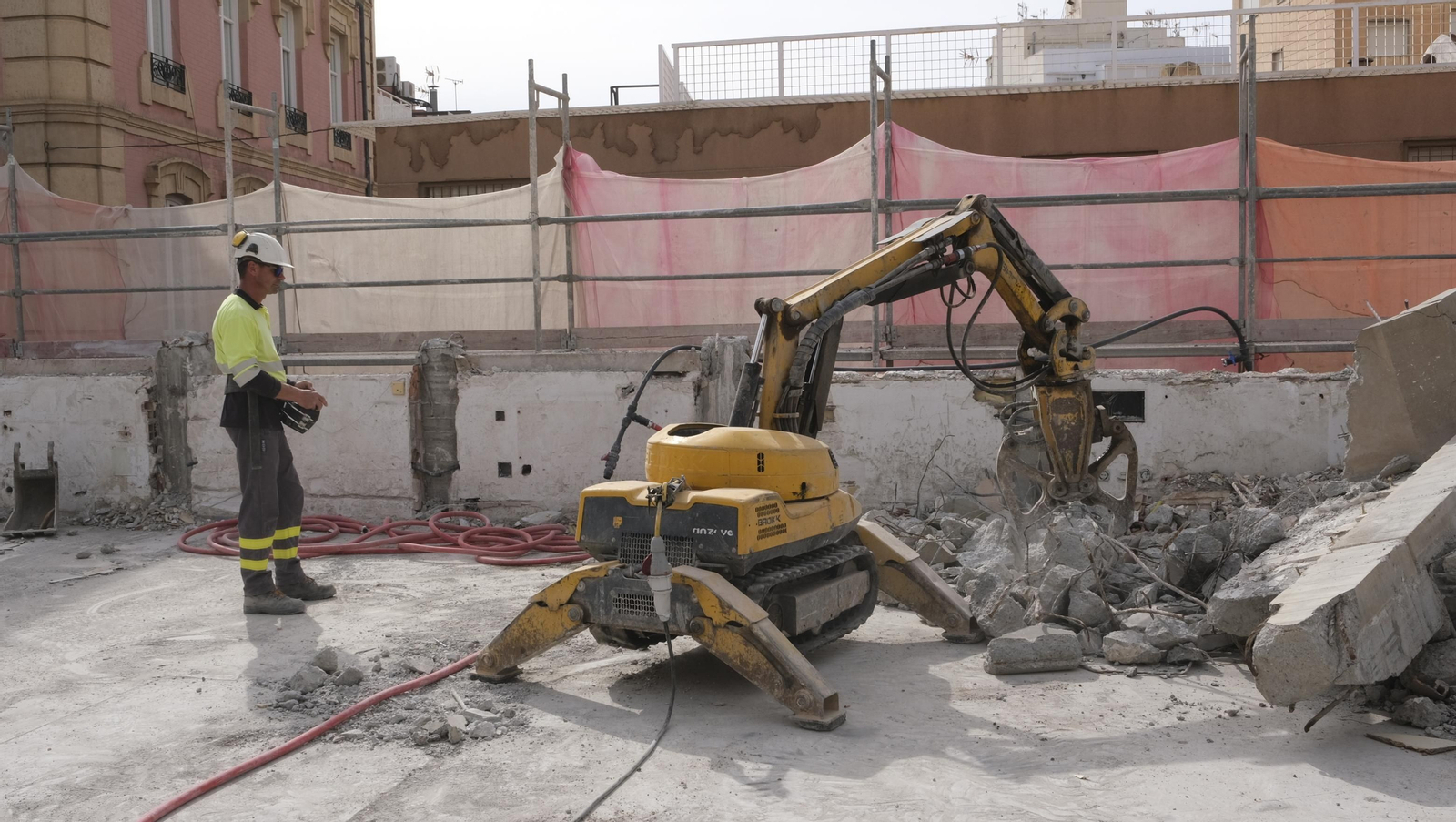 Las mejores imágenes del derribo de la oficina central de Correos en Almería