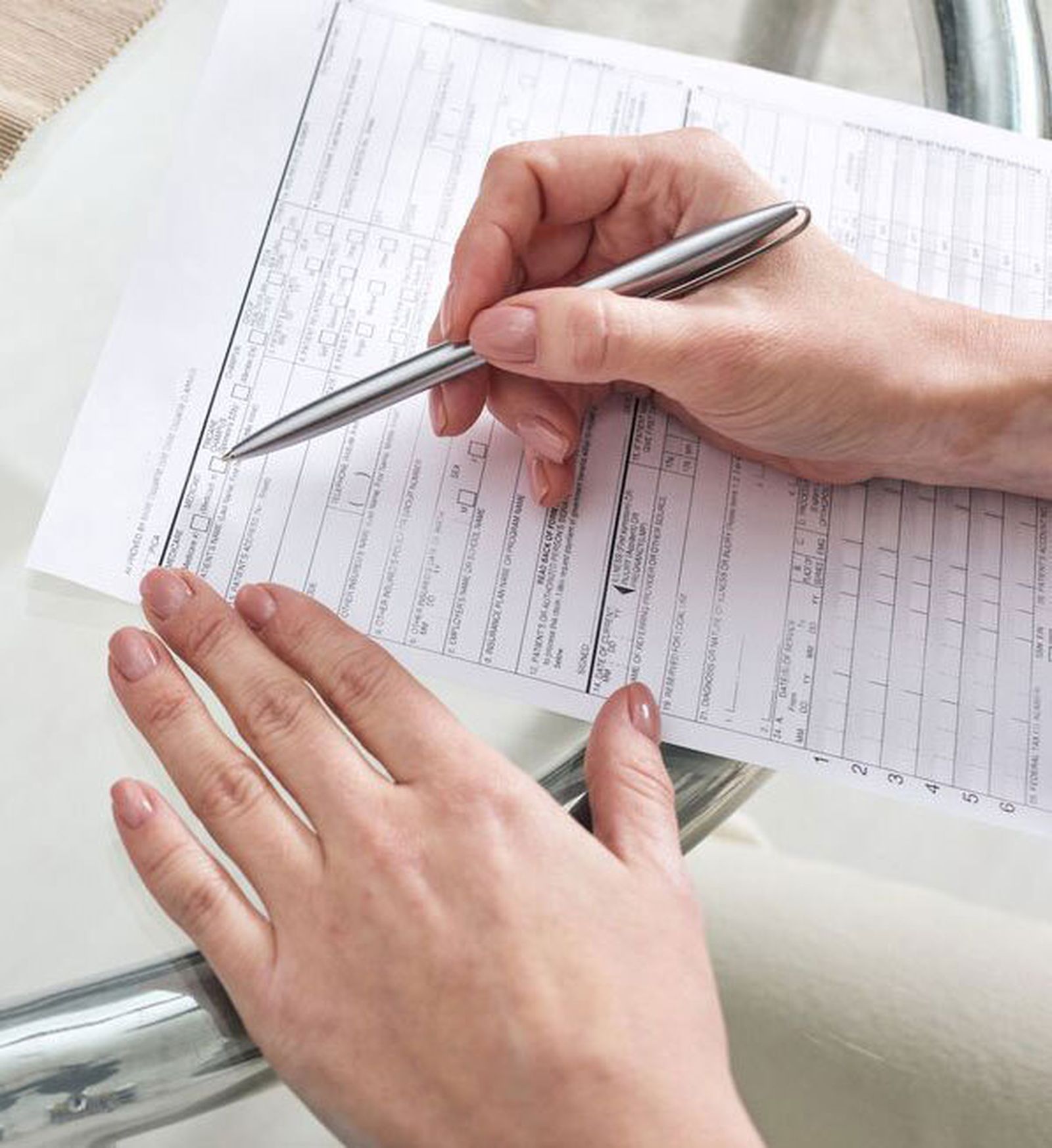 Una persona rellena una queja