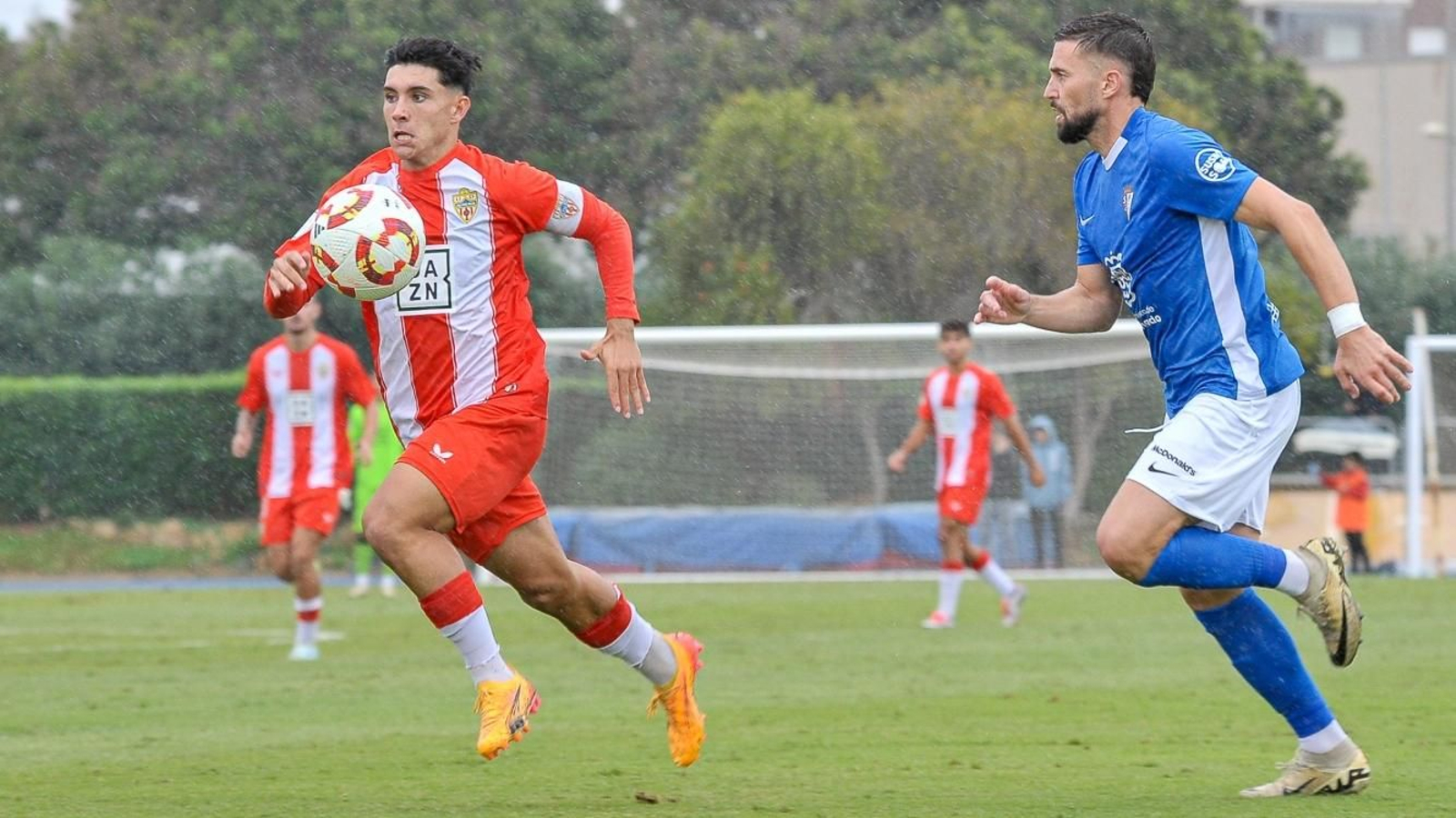 Joan trata de hacerse con la posesión en el duelo contra el San Fernando.