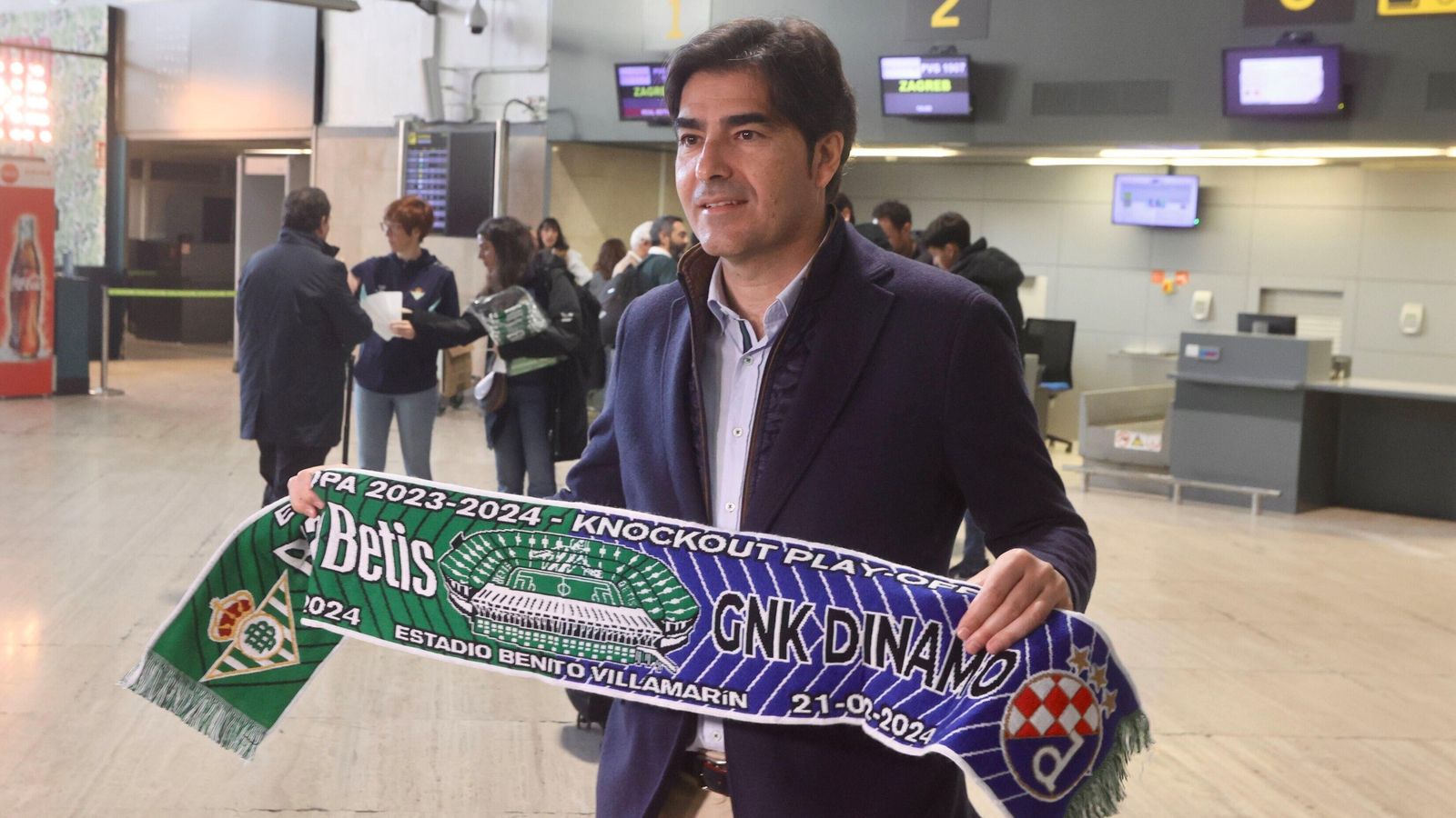 El presidente del Betis, Ángel Haro, posa con una bufanda del partido antes de viajar a Zagreb.
