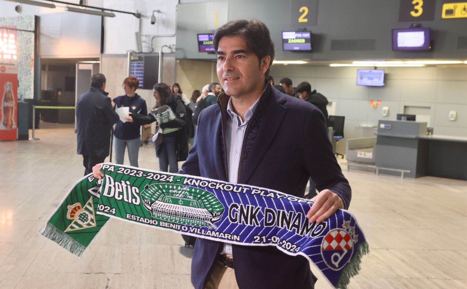 El presidente del Betis, Ángel Haro, posa con una bufanda del partido antes de viajar a Zagreb.