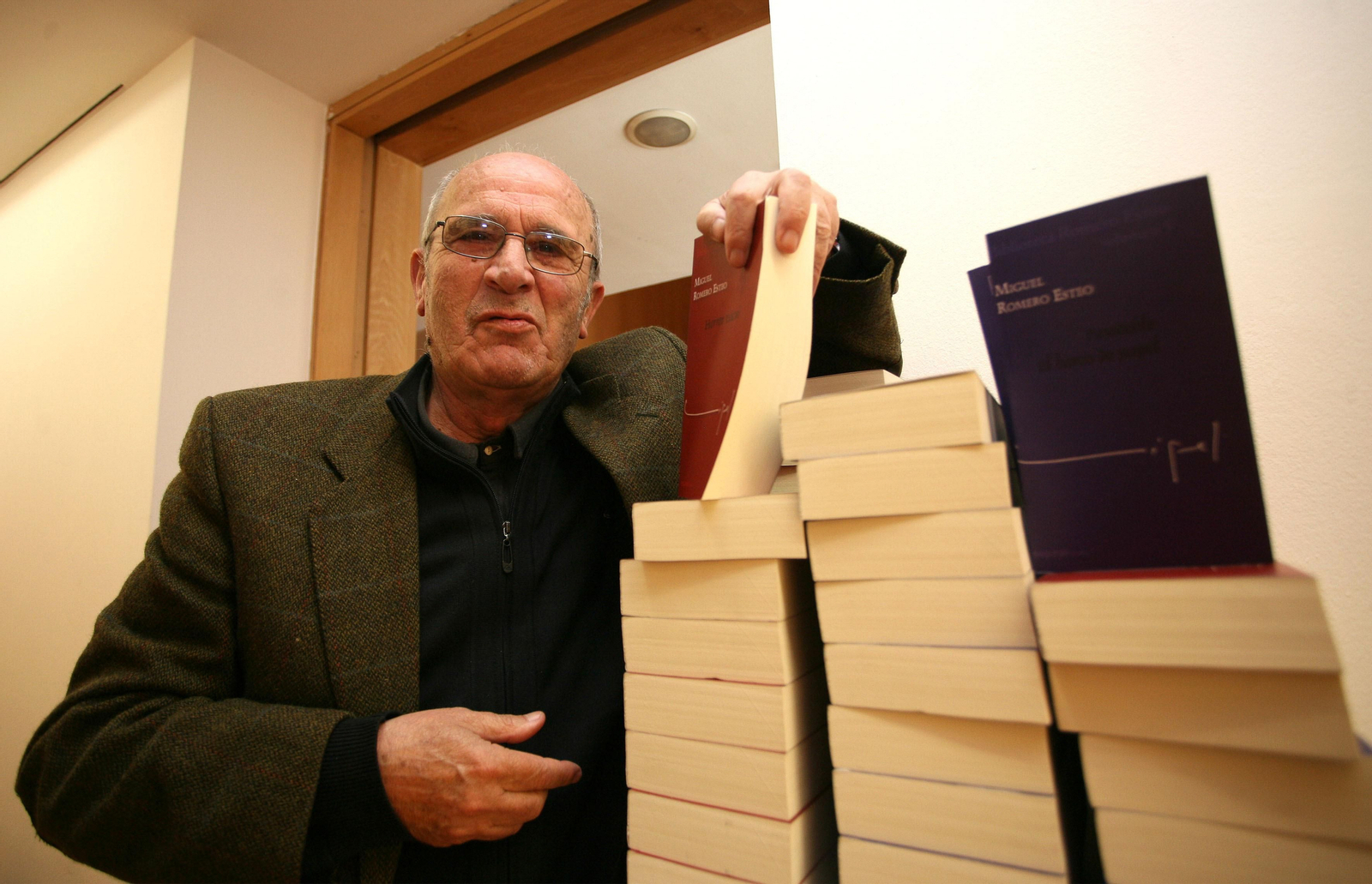 El escritor, Miguel Romero Esteo, en una imagen de archivo.