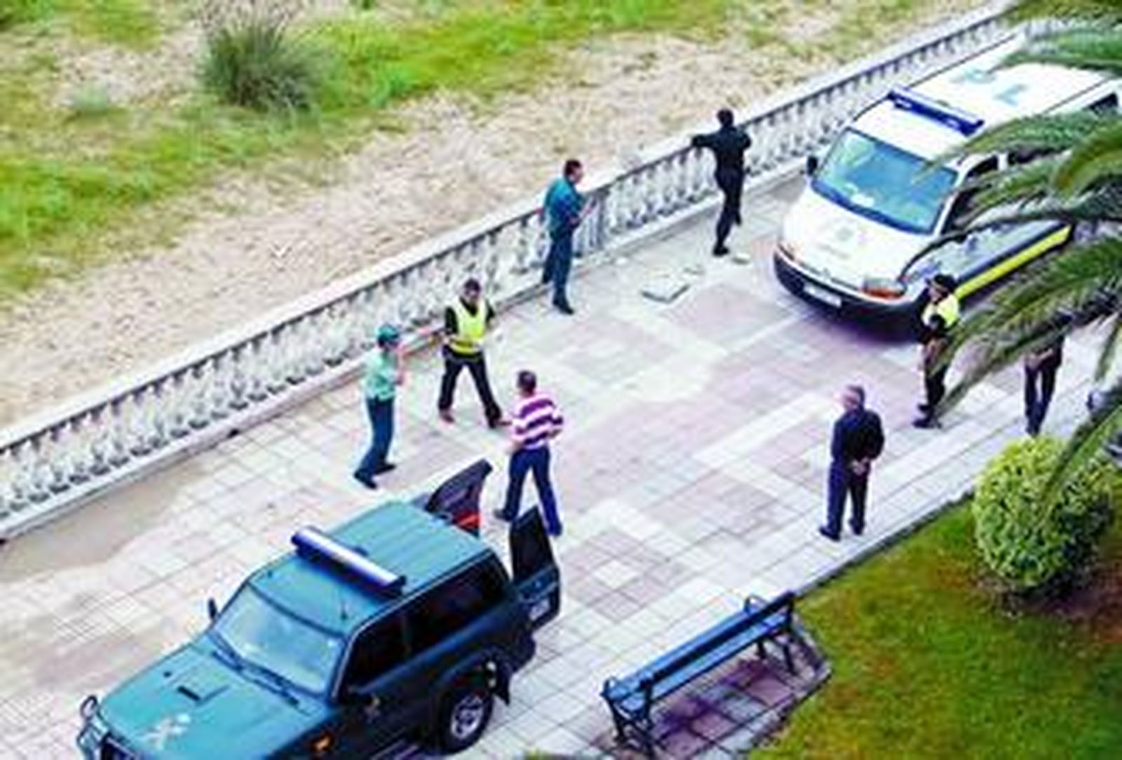 Un grupo de artificieros de la Guardia Civi examinaba ayer el paseo marítimo de Laredo.