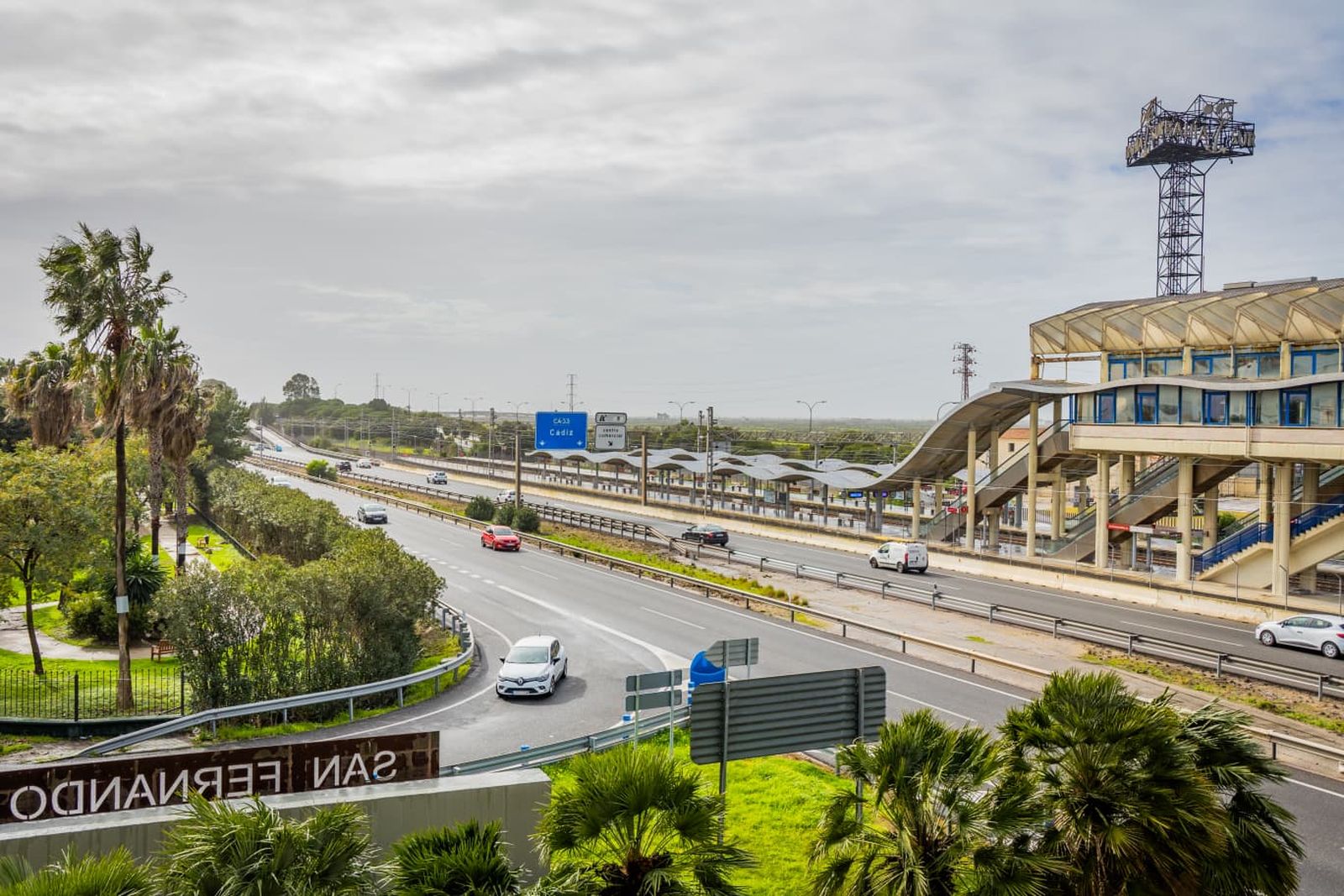 La autovía CA-33 a su paso por Bahía Sur en San Fernando