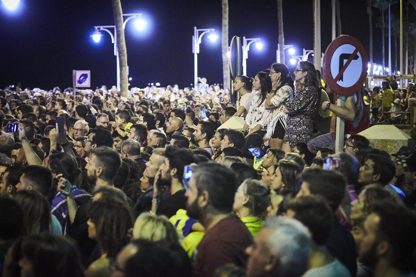 El paseo marítimo abarrotado de gente durante la batalla de coplas de la noche del Carranza.