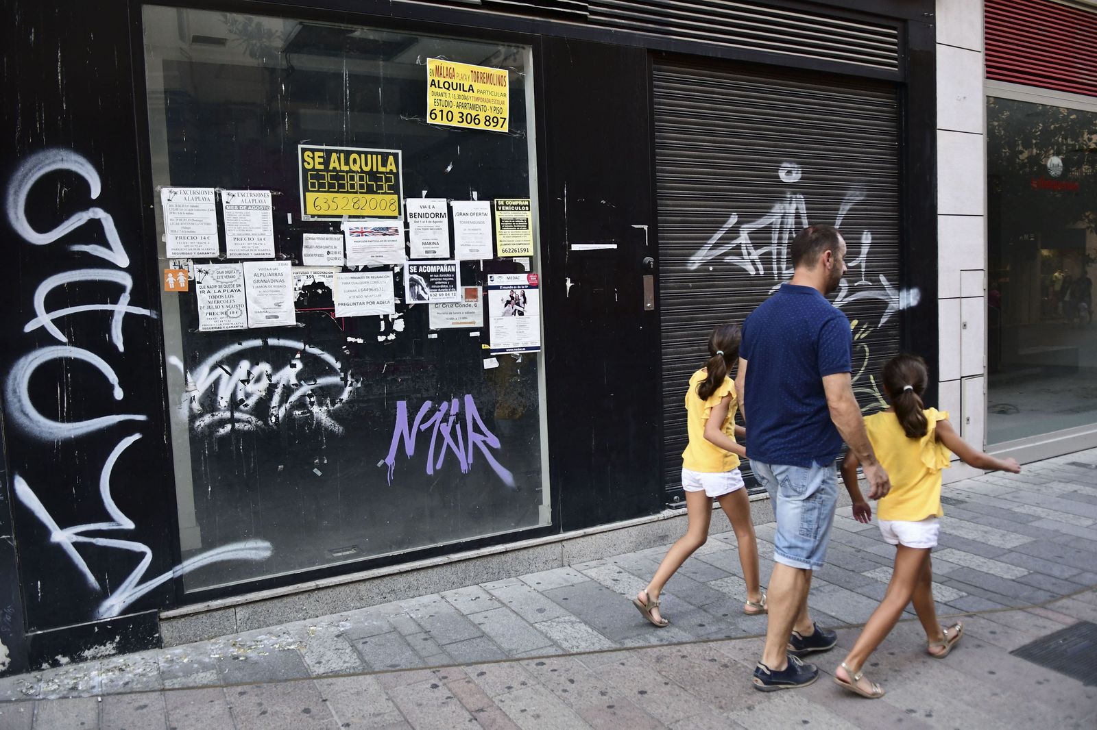 Local cerrado en la calle Cruz Conde.