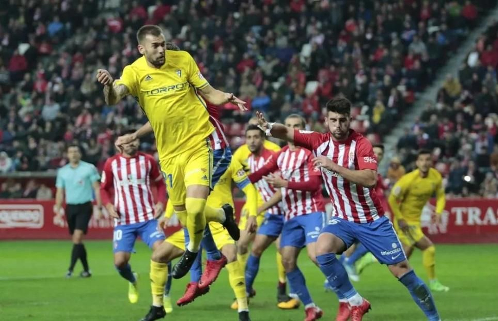 Poderoso cabezazo de Carrillo en el Sporting-Cádiz de la temporada 2017/18. Poderoso cabezazo de Carrillo en el Sporting-Cádiz de la temporada 2017/18.