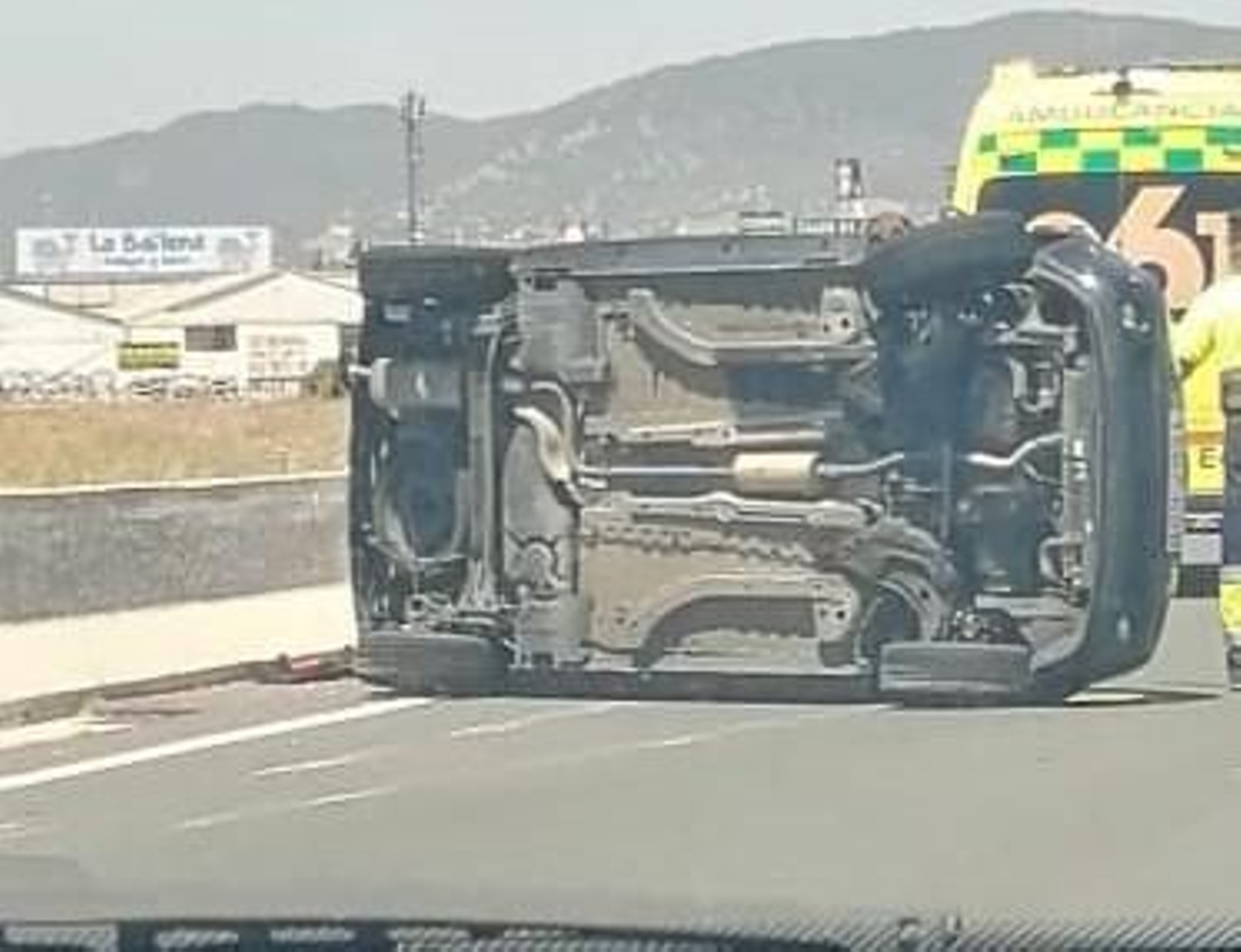 El coche del accidente ha quedado volcado en mitad de la ronda Oeste.
