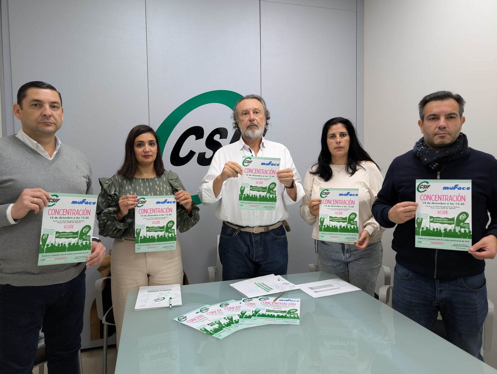 Portavoces sindicales de CSIF Sevilla junto a su presidente, Rosendo Martínez, en el centro, en la sede del sindicato.
