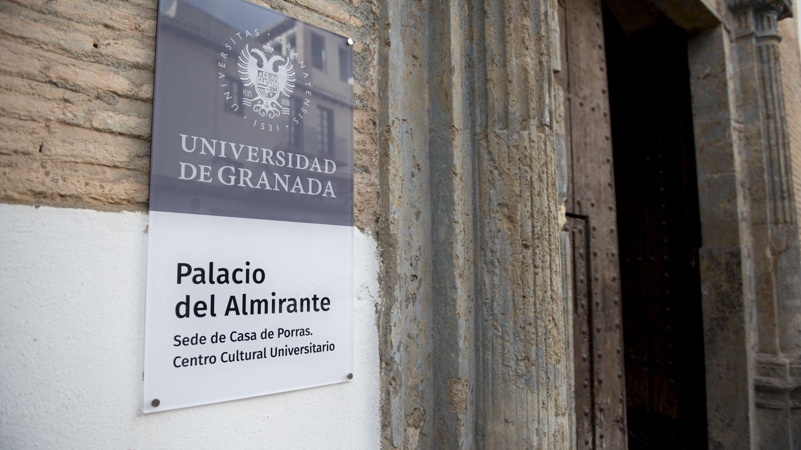 Entrada principal a la flamante sede.