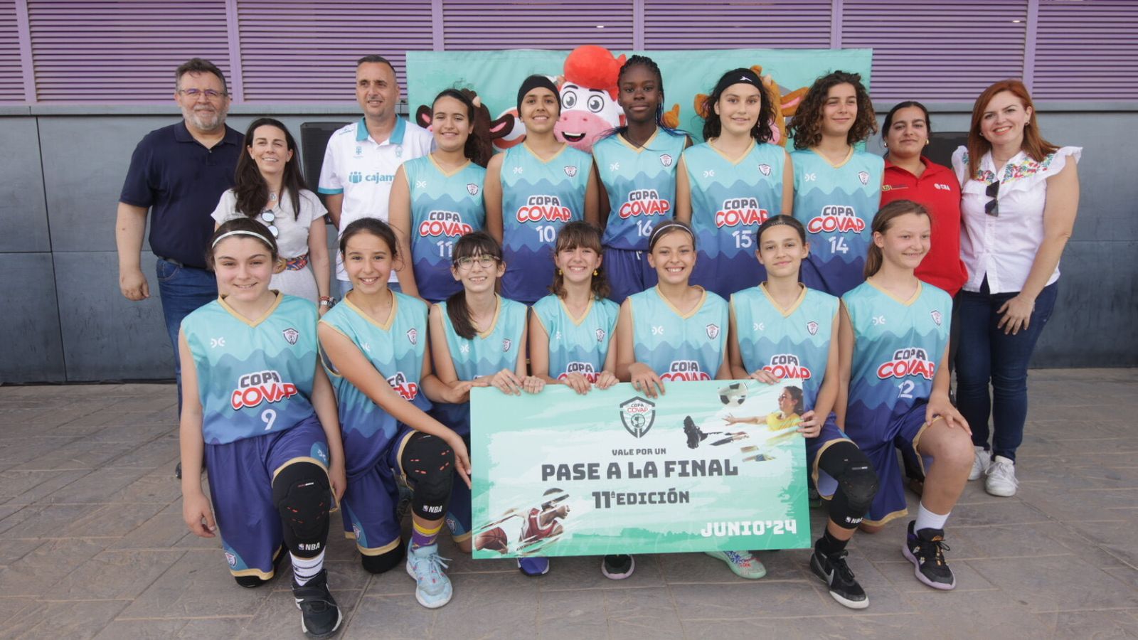 Foto de equipo del Cajamar CB Almería, campeón en baloncesto femenino.