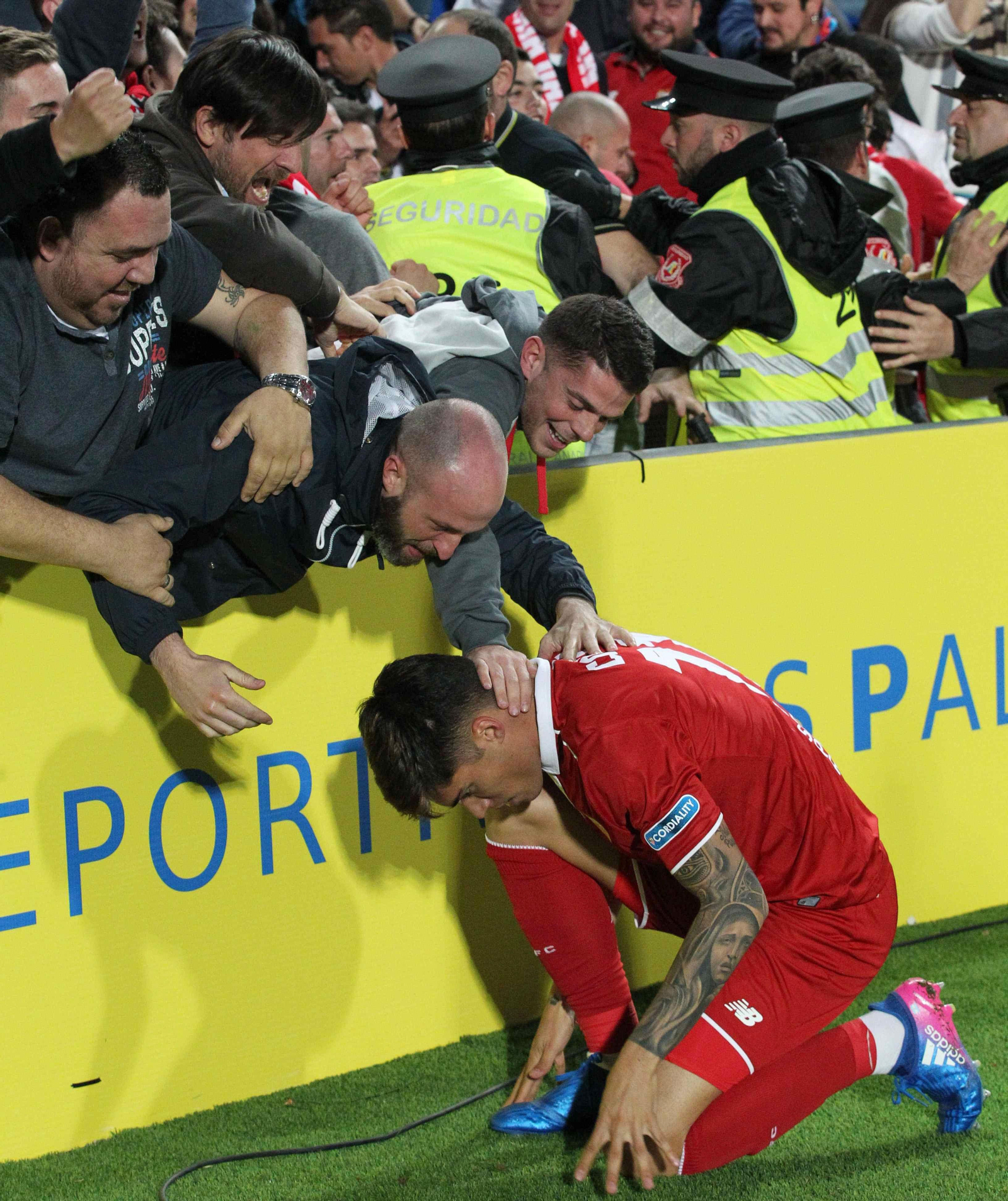 Correa ante la afición sevillista en Las Palmas./EFE