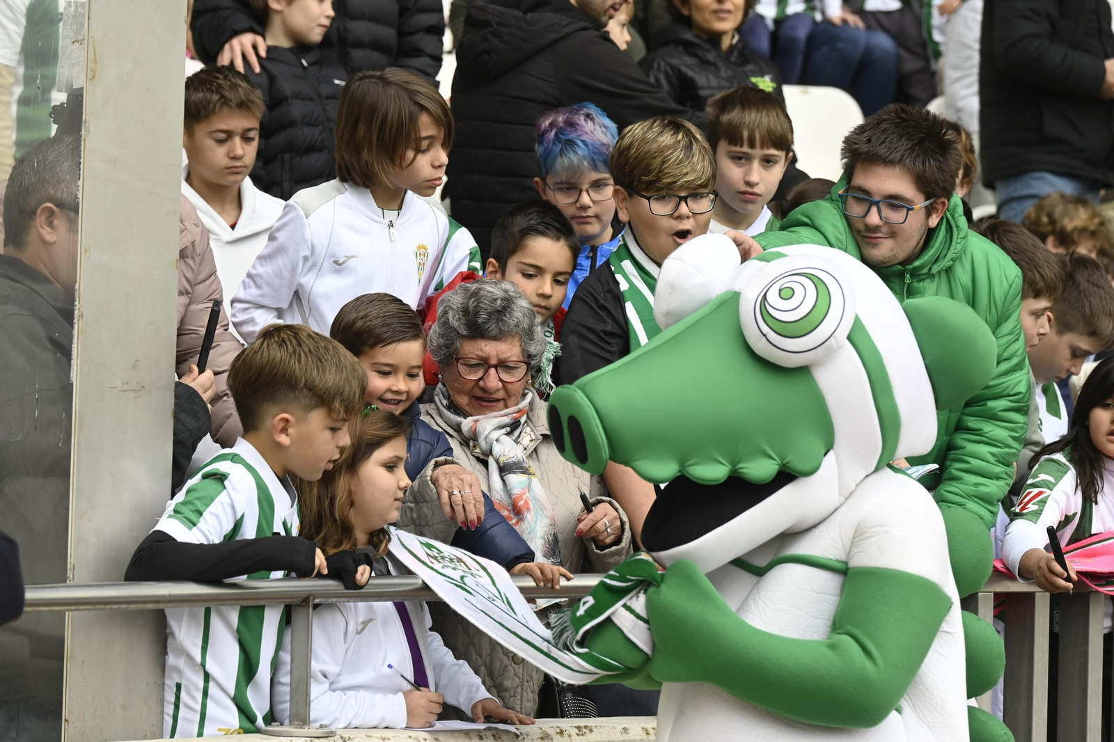 El Córdoba CF se deja querer por su afición en el Día de Andalucía