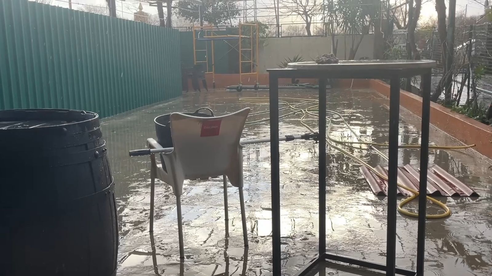 Los vecinos de Puente Tablas achican el barro tras la borrasca Leonardo